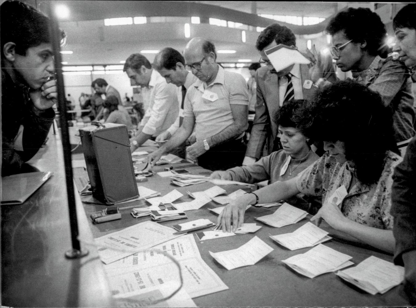 ATRASO -&ensp;Contagem de votos em S&atilde;o Paulo em 1982: apura&ccedil;&atilde;o durava semanas