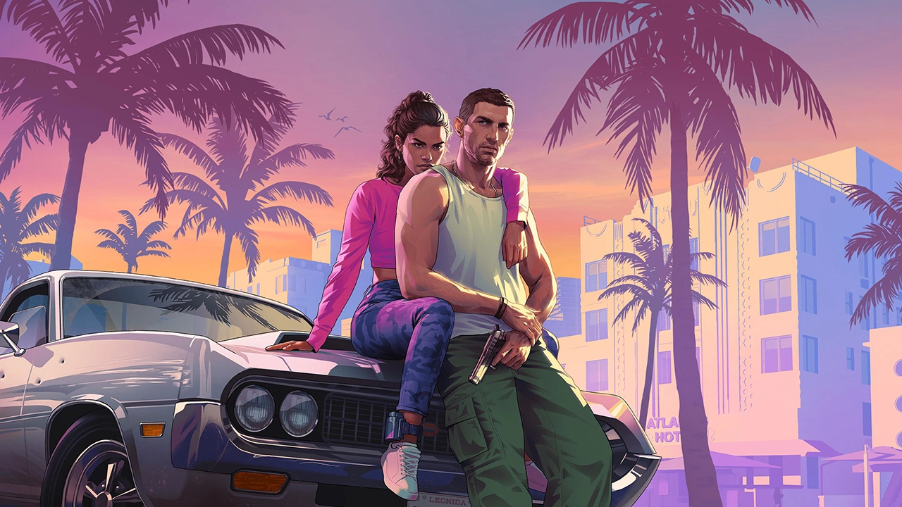 Um casal com expressões sérias posa em frente a um carro clássico branco, com palmeiras e edifícios em estilo art déco ao fundo, sob um céu alaranjado e roxo de pôr do sol. A mulher, de top rosa e calça estampada, está sentada no capô, com o braço sobre o ombro do homem. Ele, de regata branca e calça cargo verde, segura uma arma.
