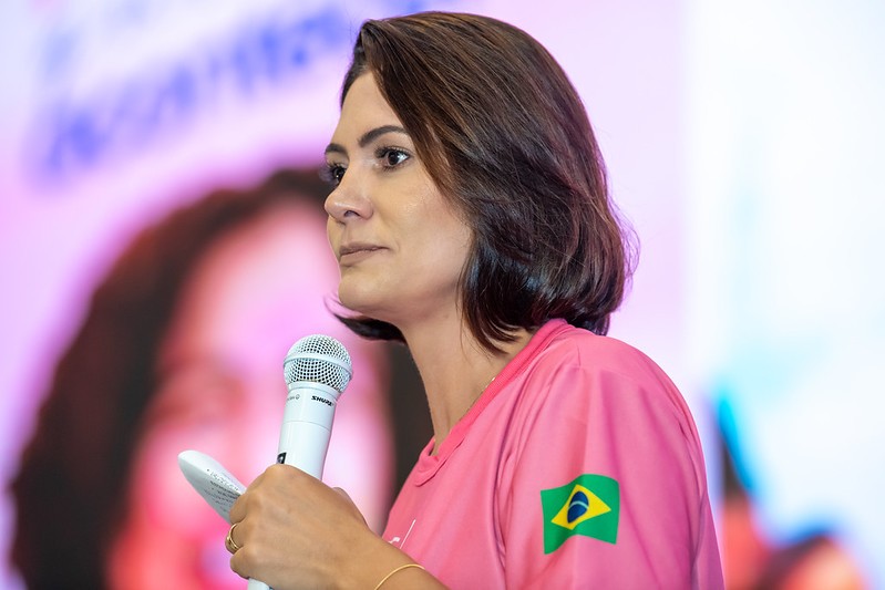 Chamada de ‘santa do pau oco’, Michelle perde processo para ex-deputada