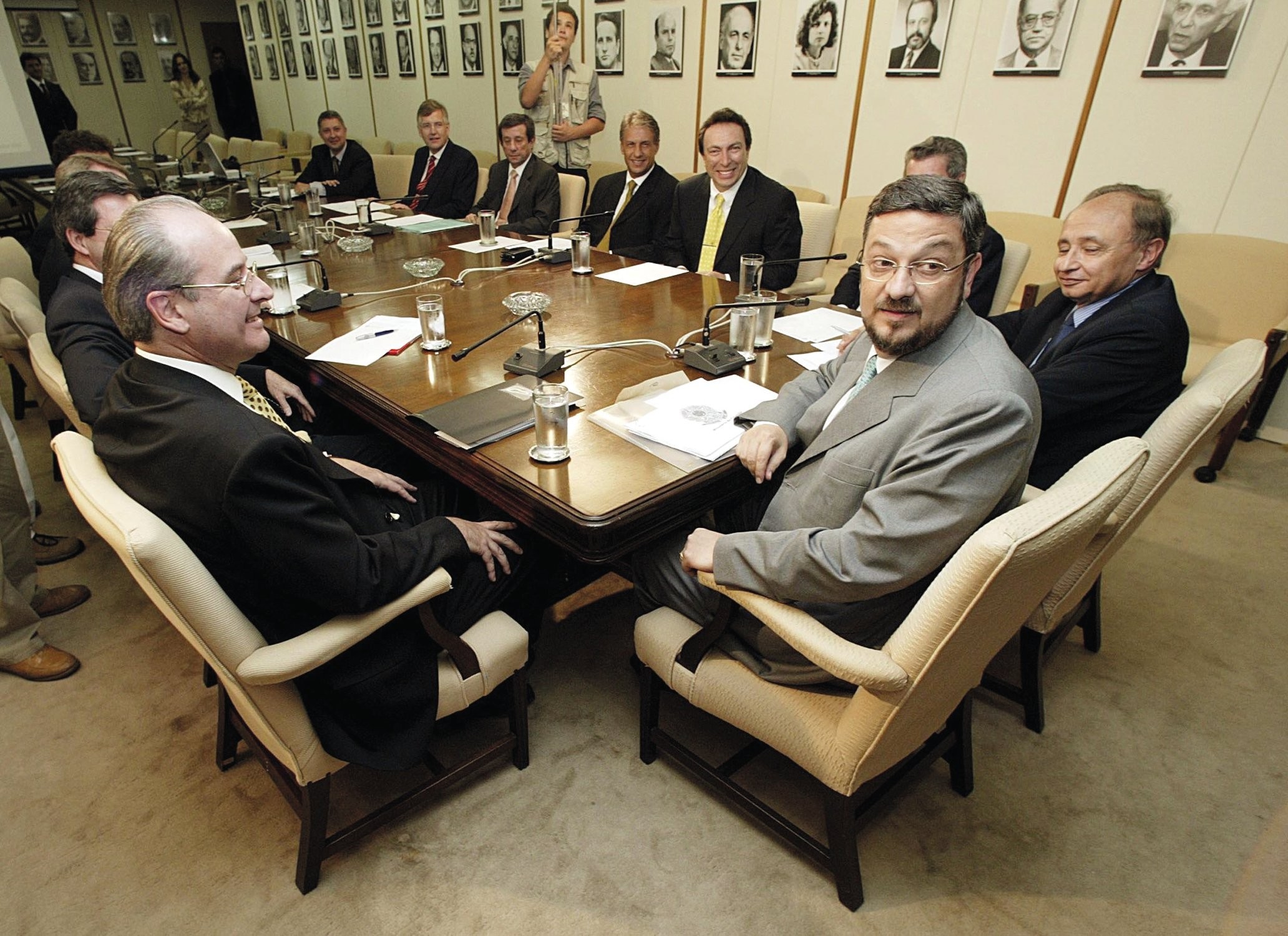 ECONOMIA - PT: compromisso público para driblar a desconfiança em 2002
