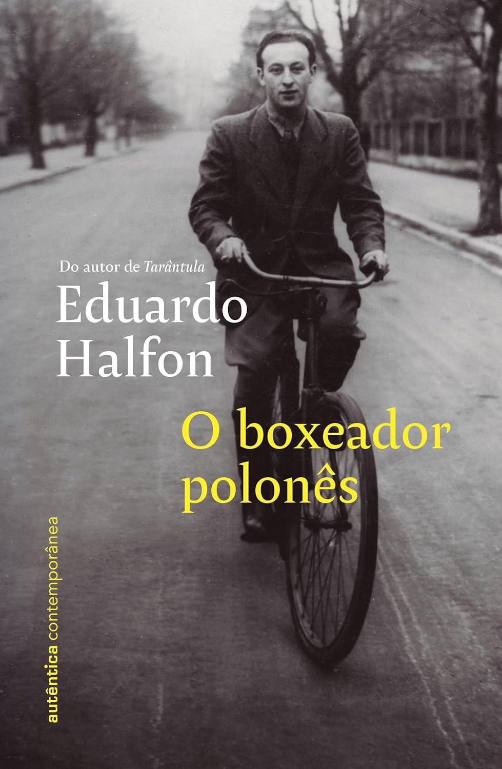 Capa do livro O boxeador polonês de Eduardo Halfon, com foto em preto e branco de um homem de terno pedalando uma bicicleta em uma rua arborizada. O título está em amarelo e o nome do autor em branco
