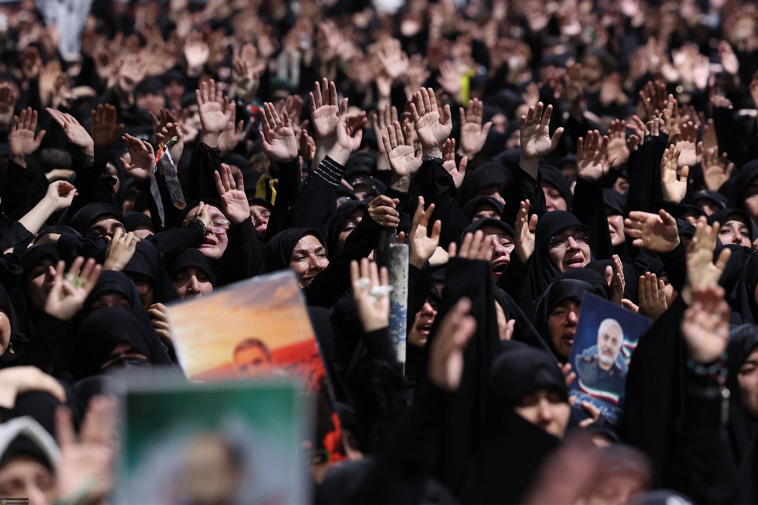 Pessoas reunidas ao redor do caix&atilde;o do l&iacute;der supremo Ali Khamenei durante uma cerim&ocirc;nia antes de seu funeral em 3 de julho de 2026.
