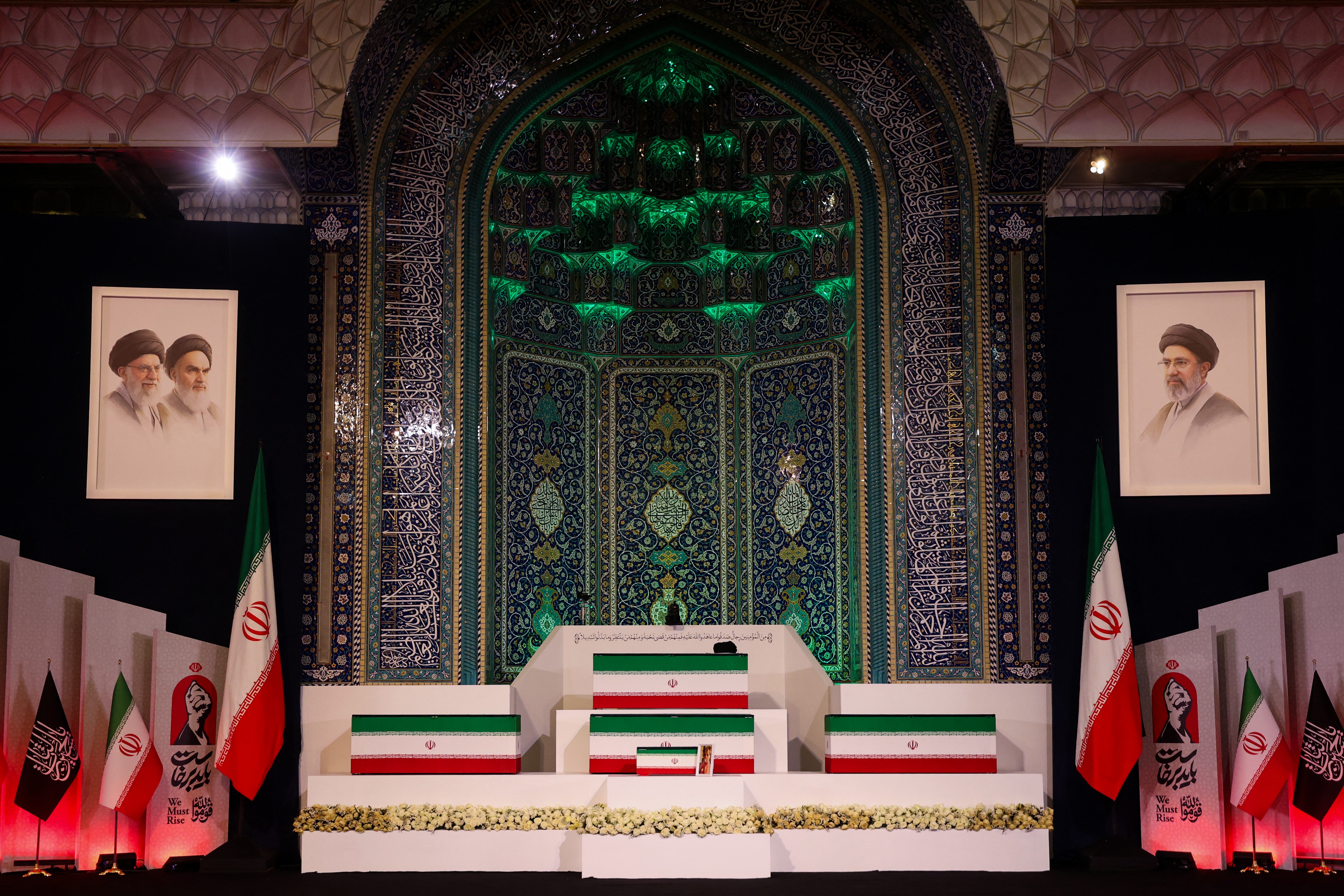 Os caixões do líder supremo do Irã, Ali Khamenei, e seus familiares são retratados na Grand Mosalla, em Teerã, em 3 de julho de 2026.