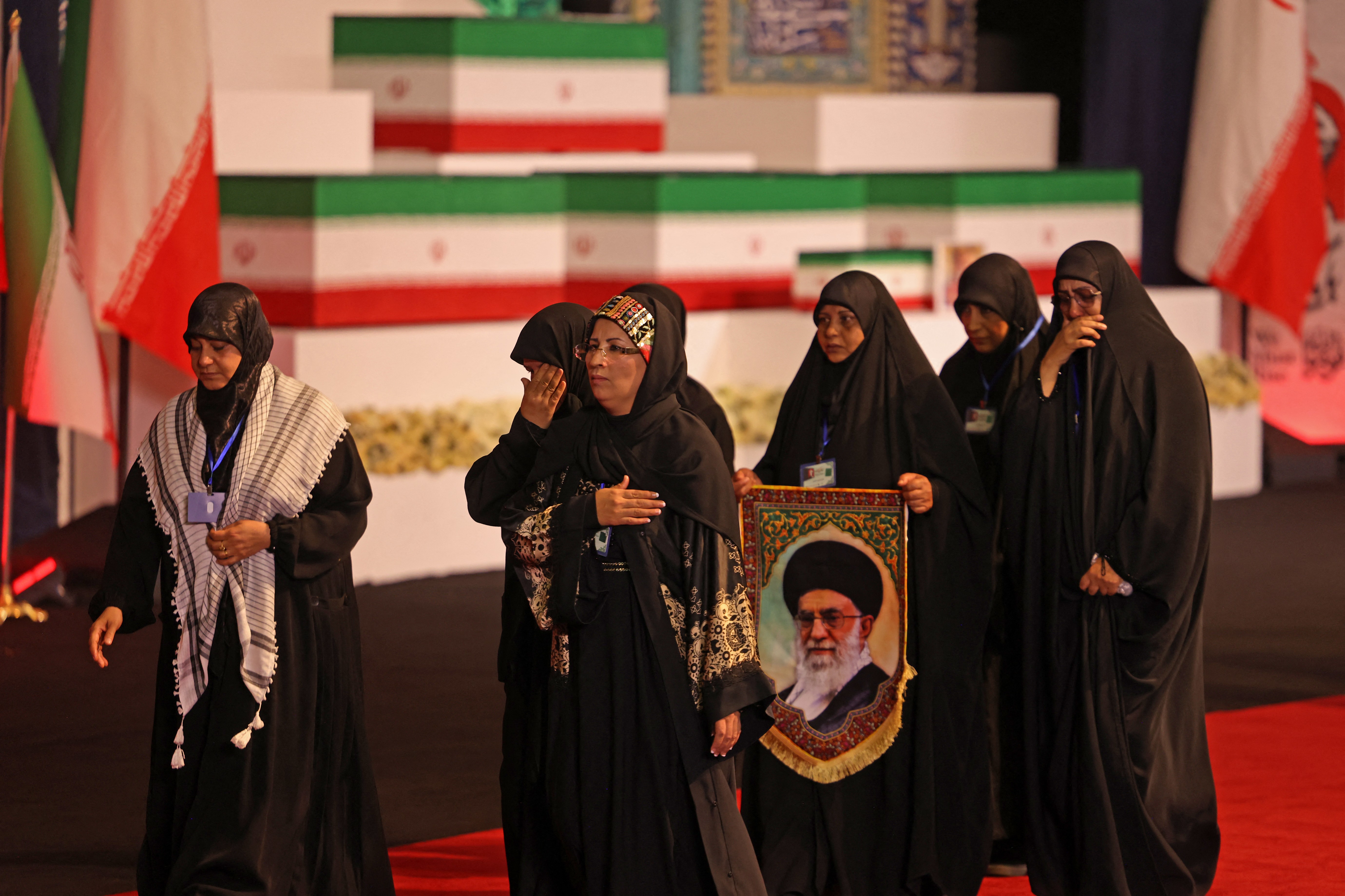 Em demonstração de força política, Irã começa ‘maior funeral de todos’ para Ali Khamenei