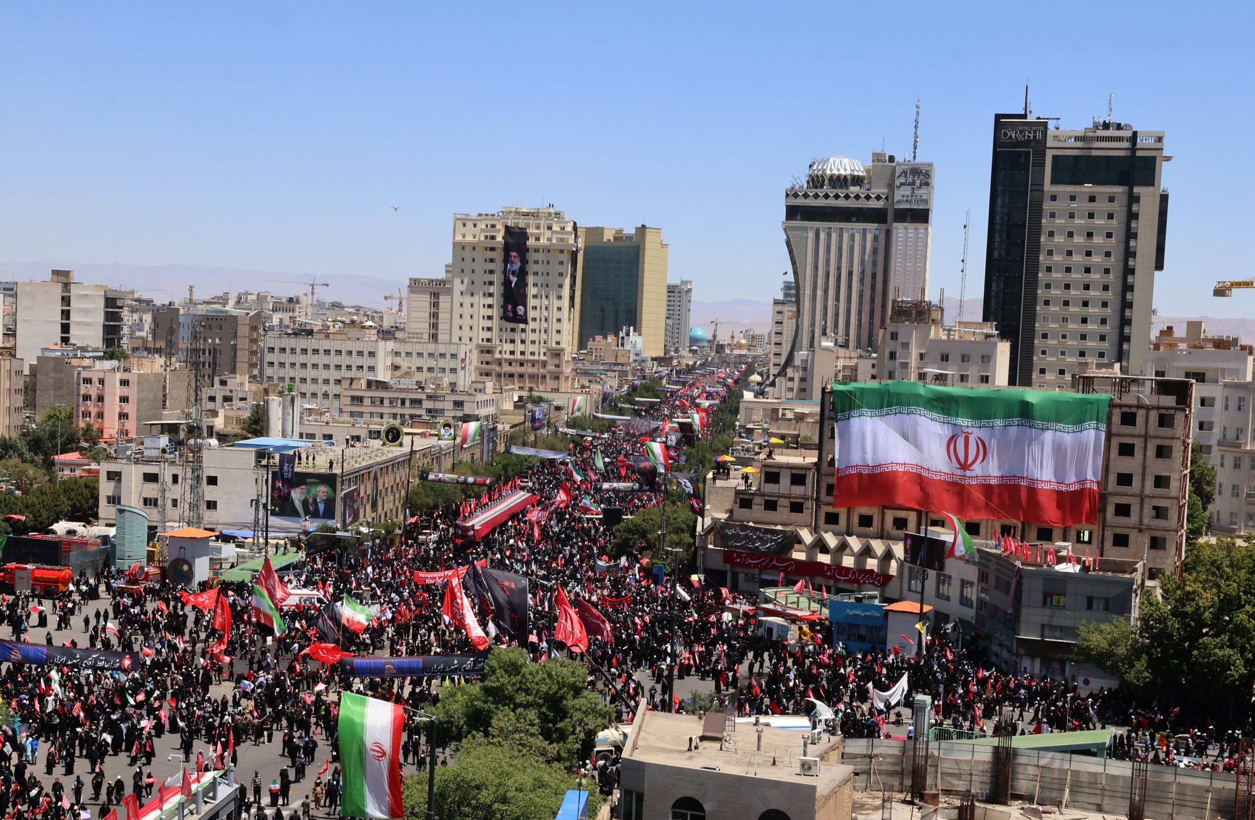 Após mega funeral, Irã enterra Ali Khamenei em meio a ataques dos EUA