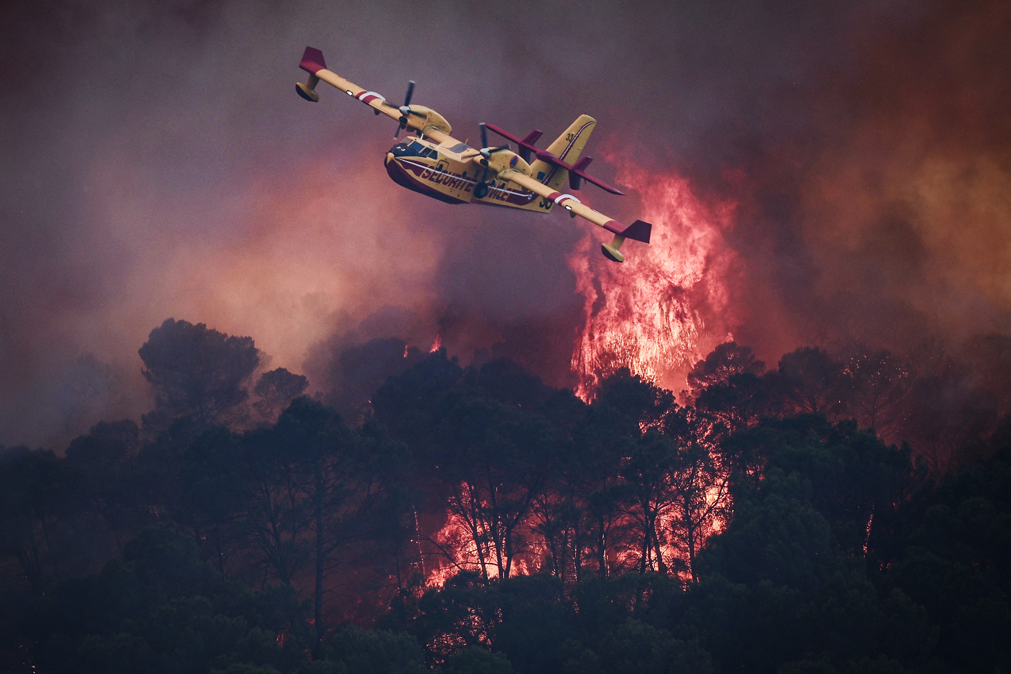 AFP__20260723__C2YU9CT__v5__HighRes__TopshotFranceEnvironmentClimateWeatherWildfire
