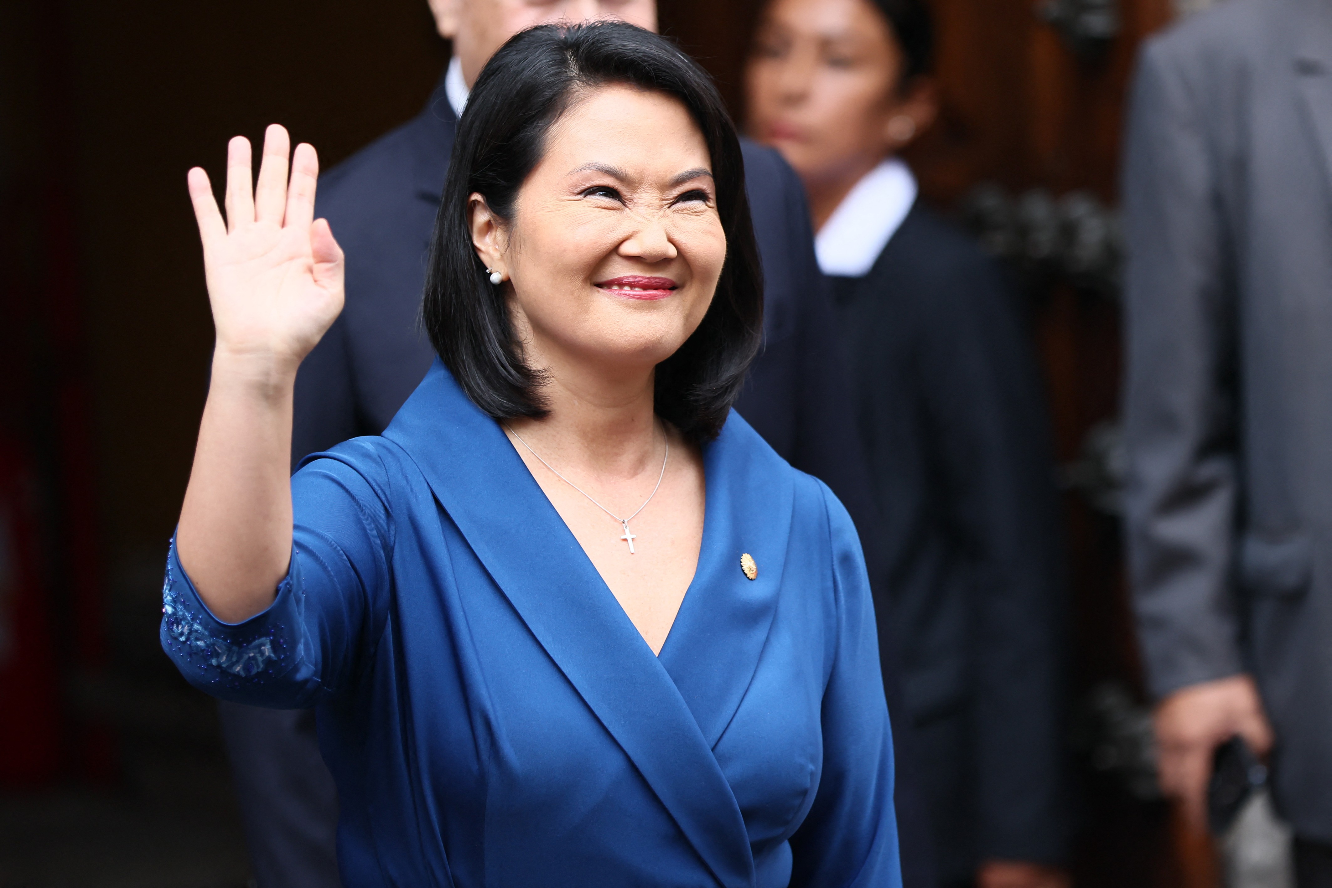 A presidente eleita do Peru, Keiko Fujimori, acena ao sair do prédio do Ministério das Relações Exteriores para o prédio do Congresso após reuniões bilaterais com chefes de Estado em Lima, em 28 de julho de 2026, antes de sua posse.
