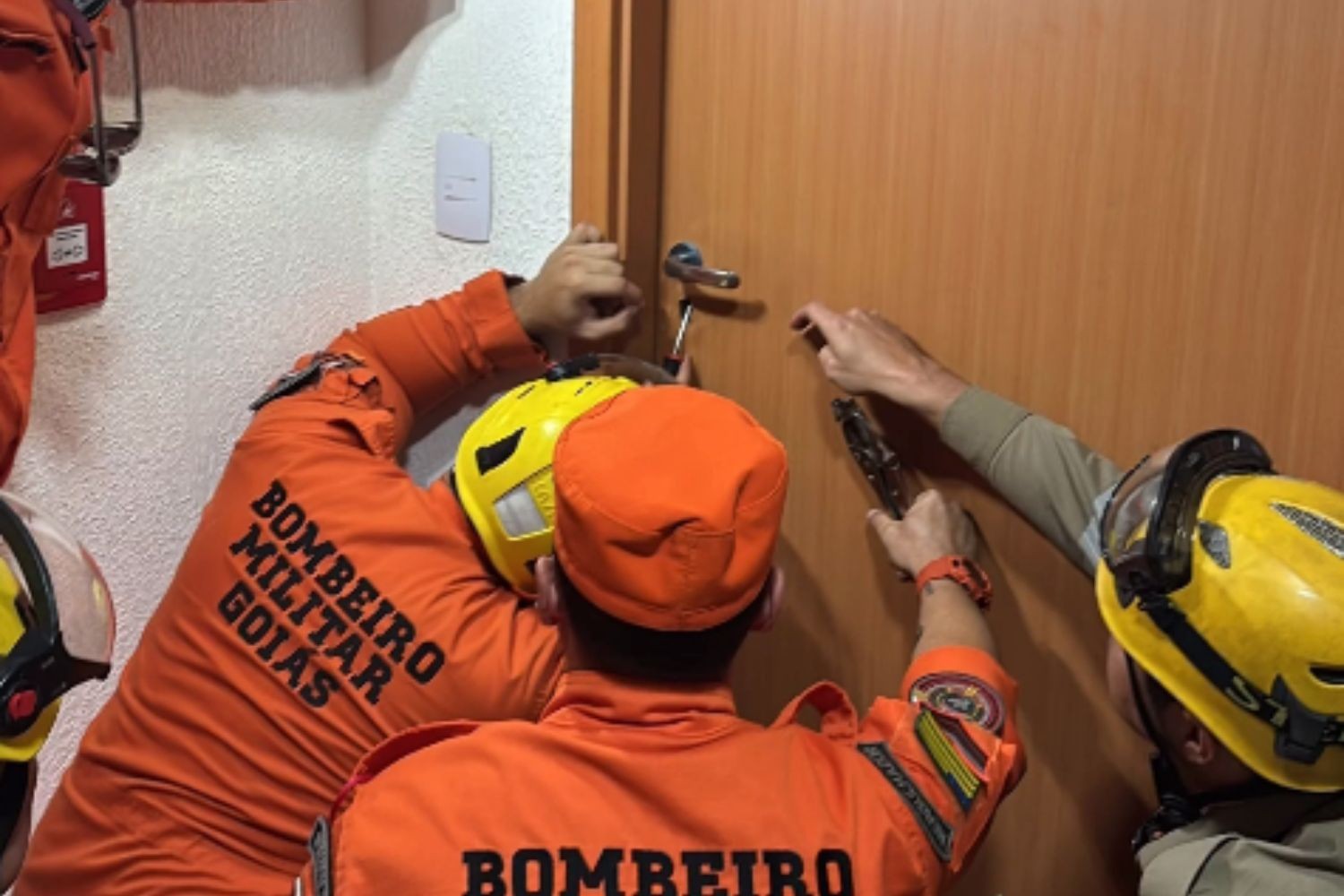 Menino preso em quarto vivia com lixo, comida estragada e garrafas de urina