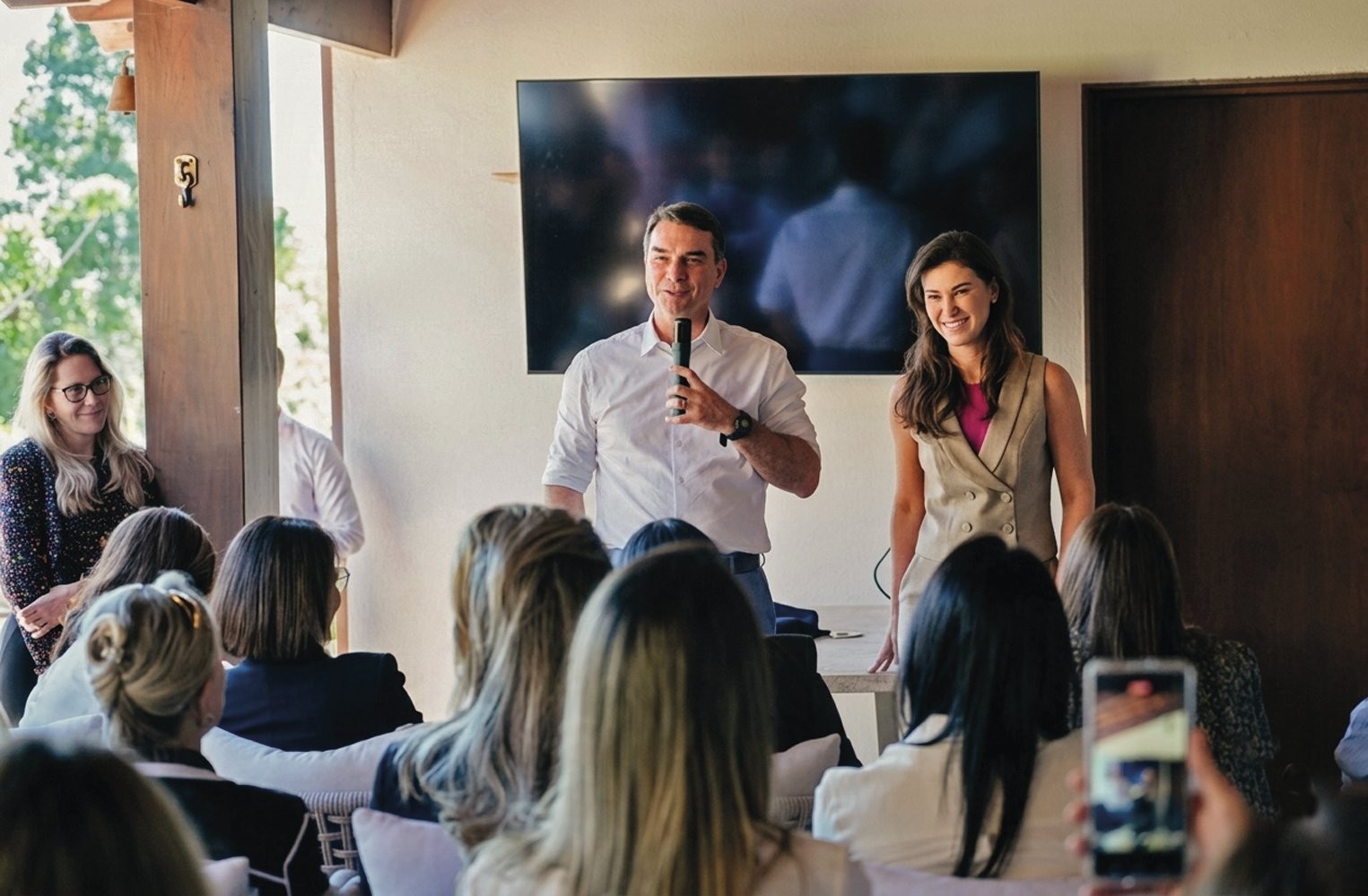 DESAFIO - Flávio Bolsonaro e a esposa, Fernanda, em evento com mulheres no DF: prioridade é superar resistência feminina