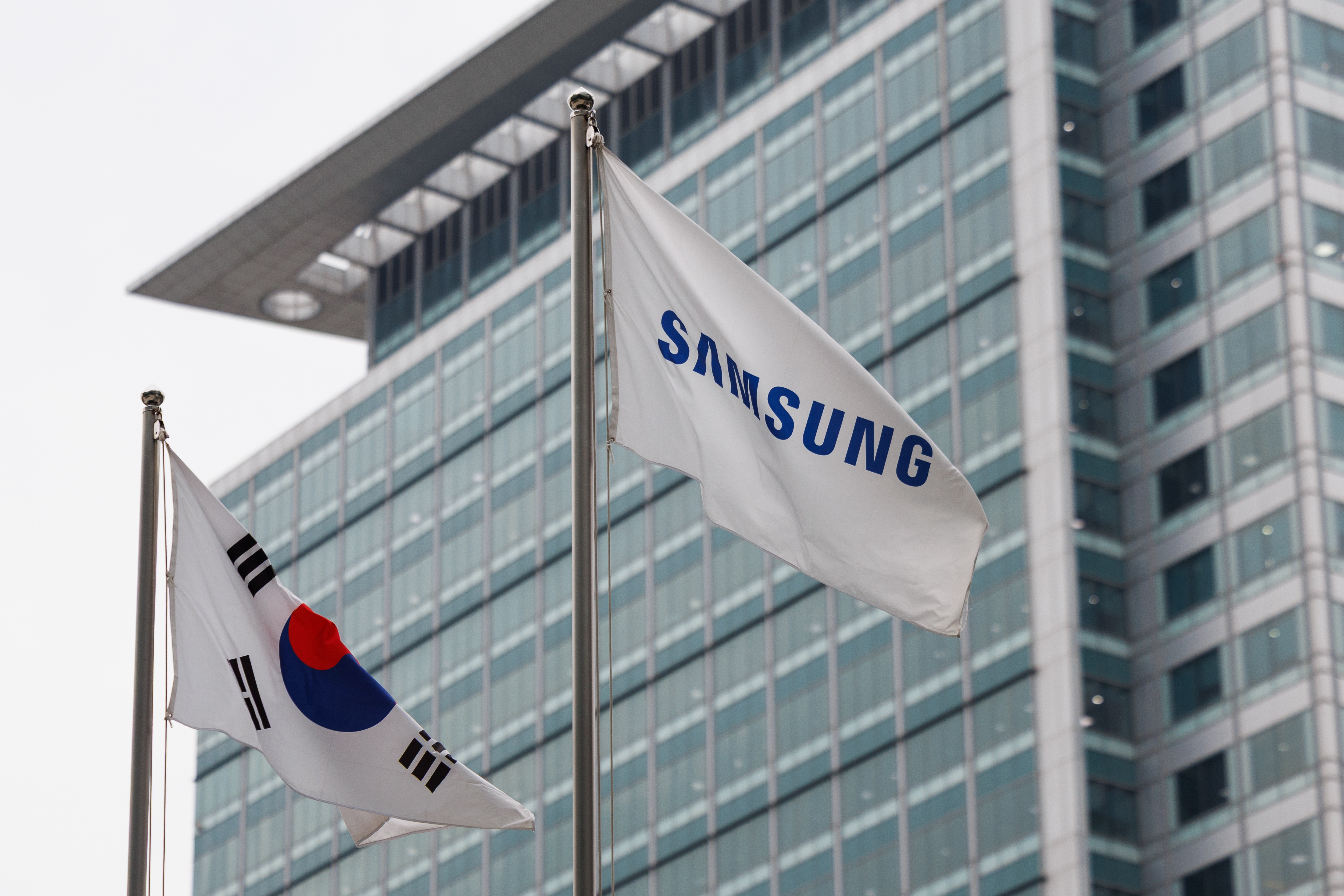 Bandeiras da Samsung e da Coreia do Sul na sede da empresa, em Suwon