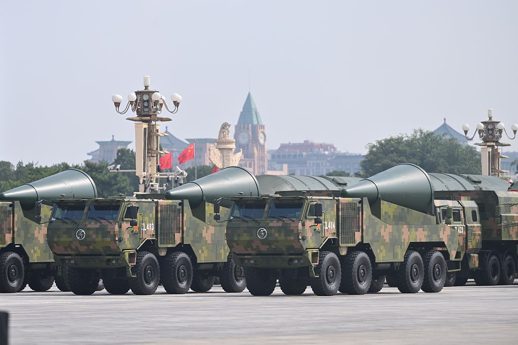 China manda recado com teste de poderoso míssil balístico e alarma vizinhos no Pacífico