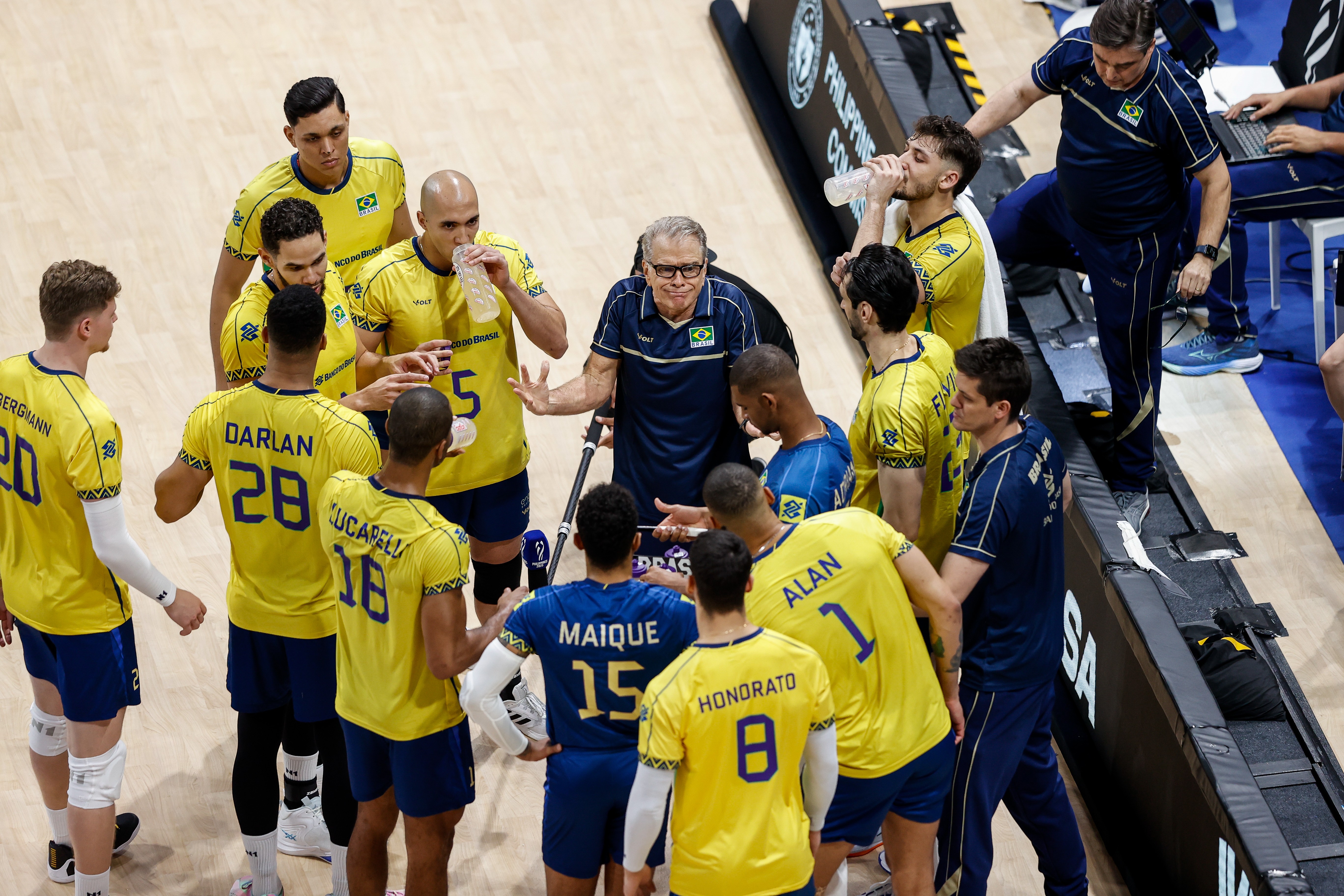 Bernardinho conversa com os jogadores da seleção brasileira de vôlei masculina em jogo contra a China em 2025