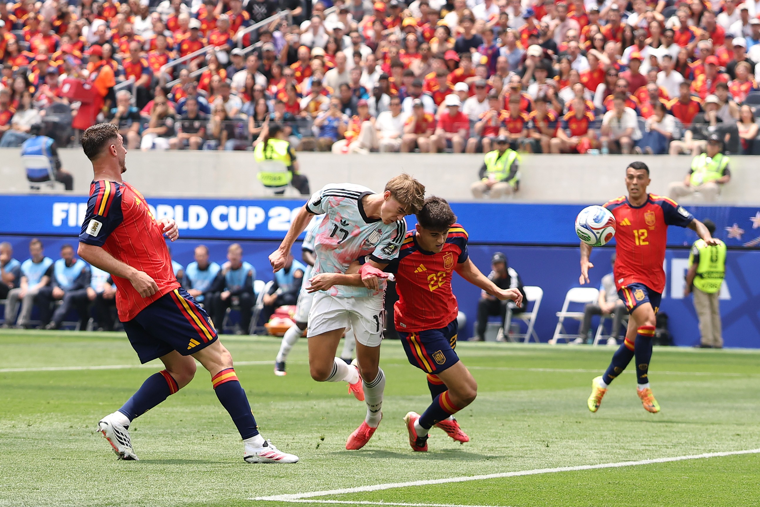 Cabeçada que gerou o gol da Bélgica nas quartas de final na Copa do Mundo de 2026