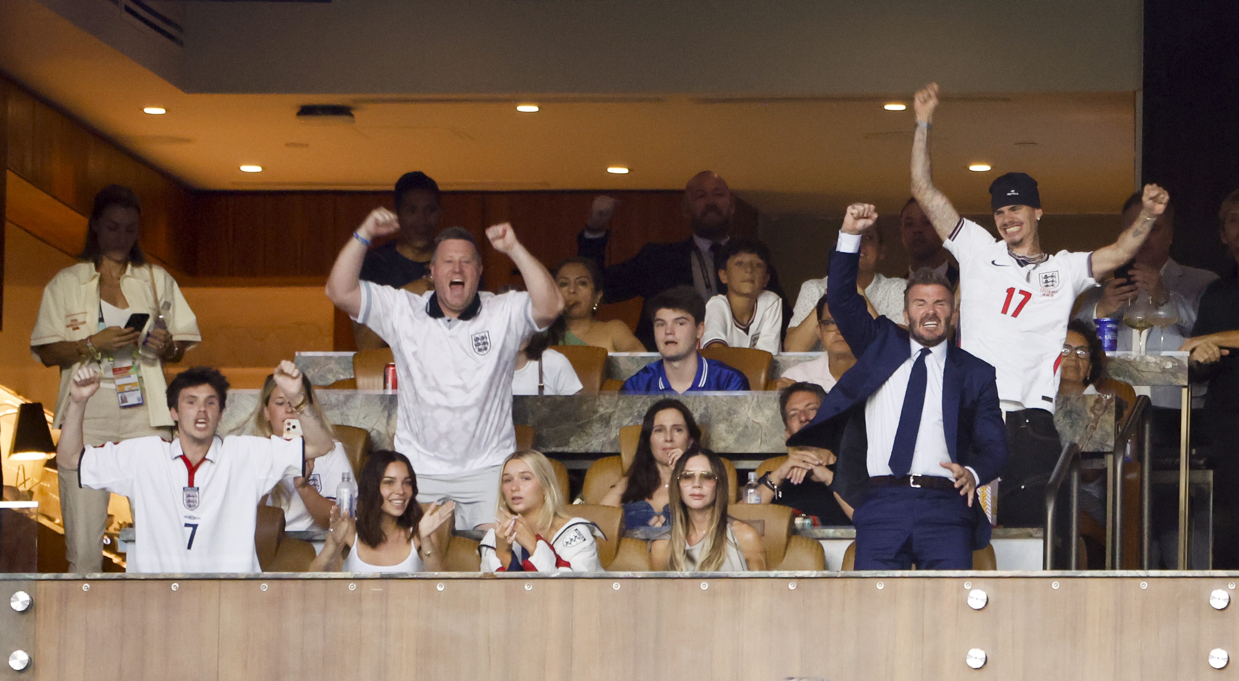 Victoria Beckham comemorando após o gol da Inglaterra