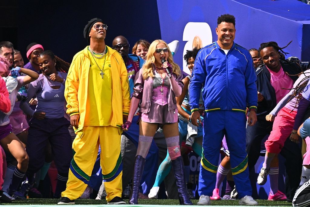 Madonna com os dois Ronaldos: figurino alinhado entre futebol e Confessions II