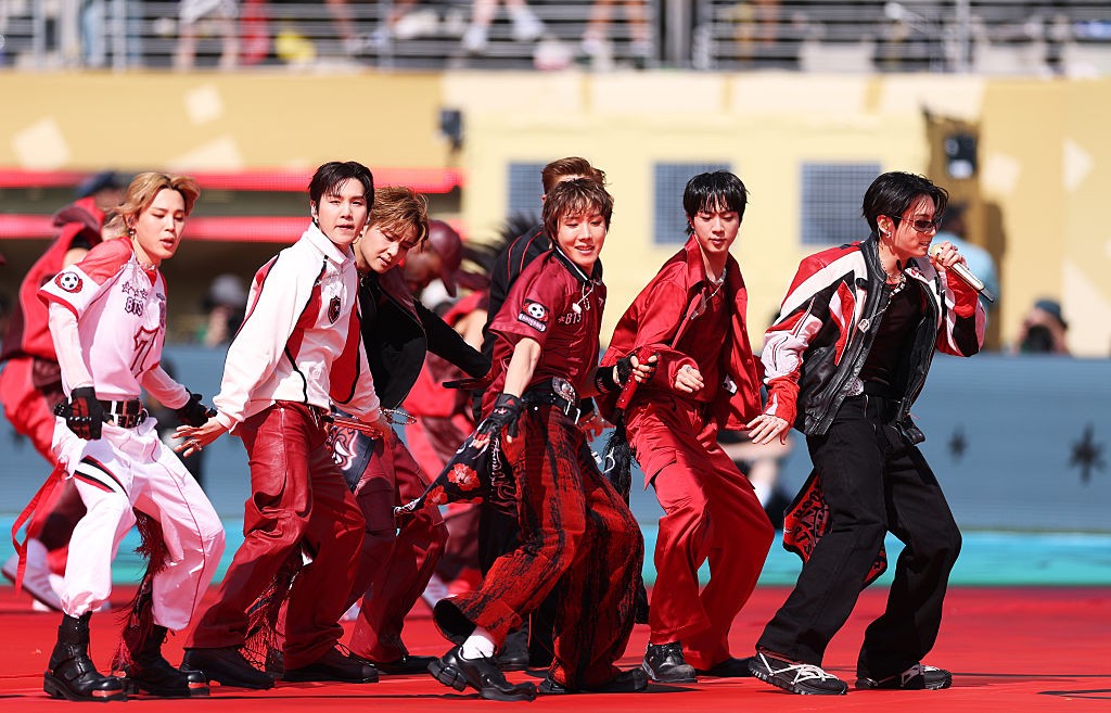 BTS transforma uniforme da torcida sul-coreana em figurino da Copa