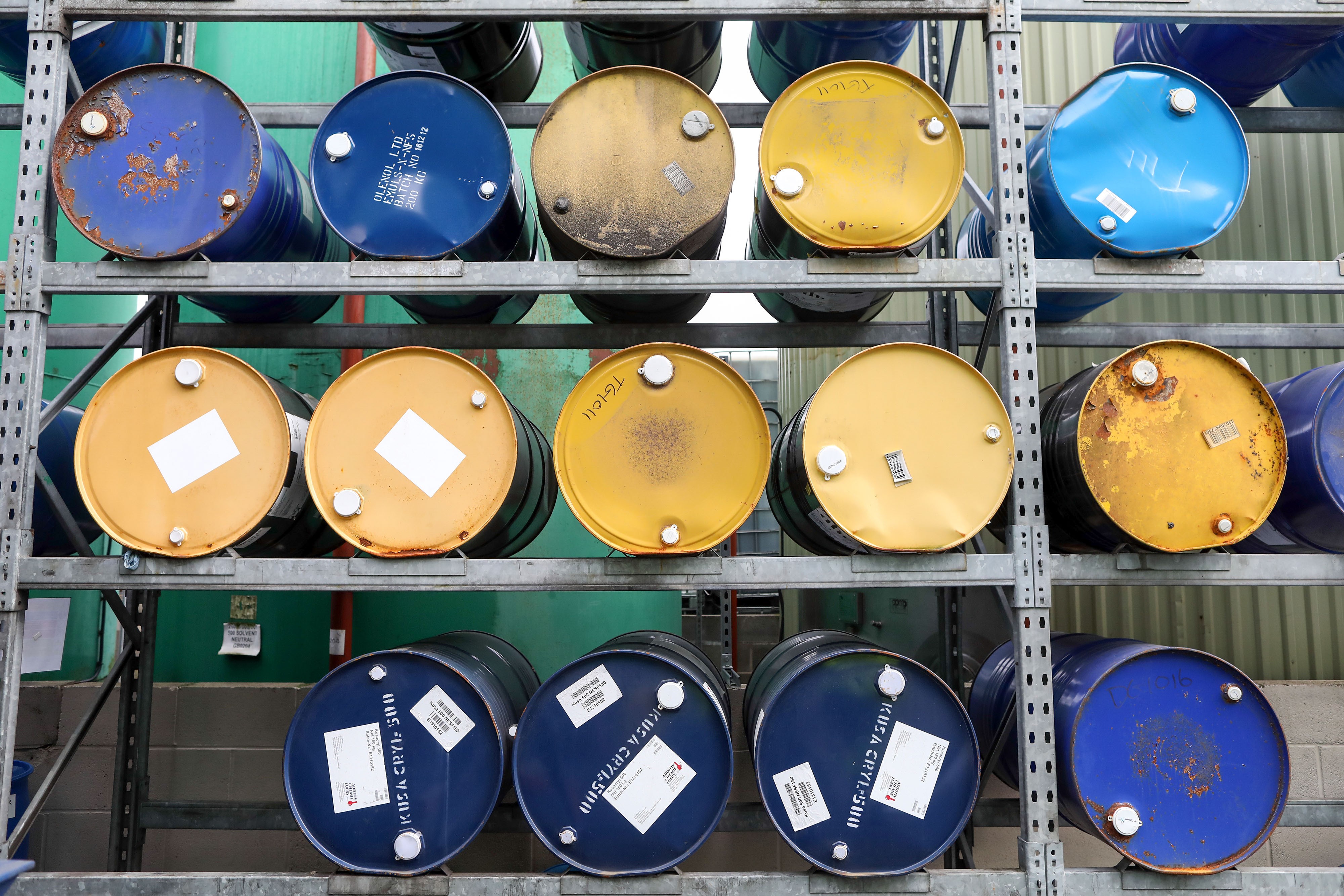 Barril de petróleo volta a bater os US$ 100 pela primeira vez desde julho