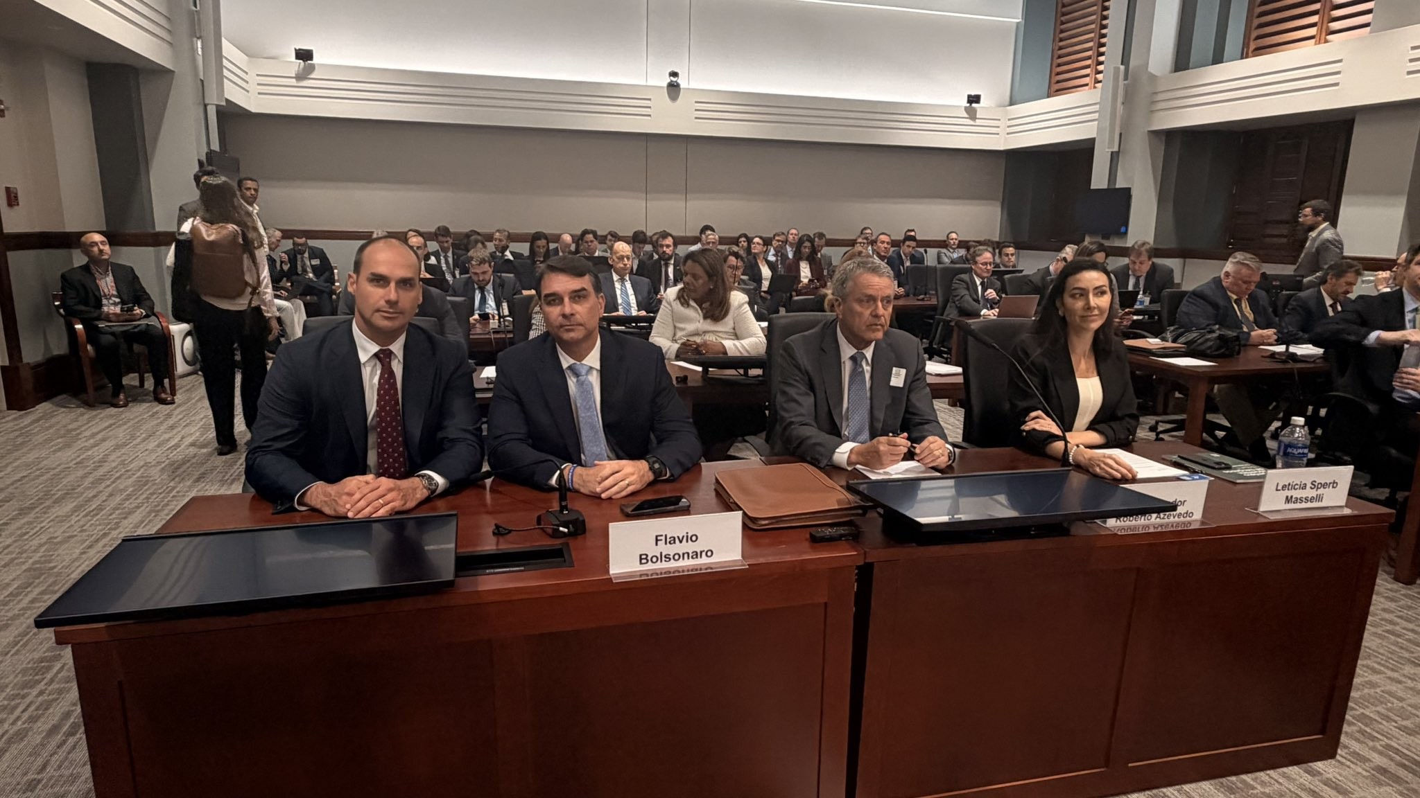 O que causou constrangimento durante passagem de Flávio Bolsonaro nos EUA, segundo economista