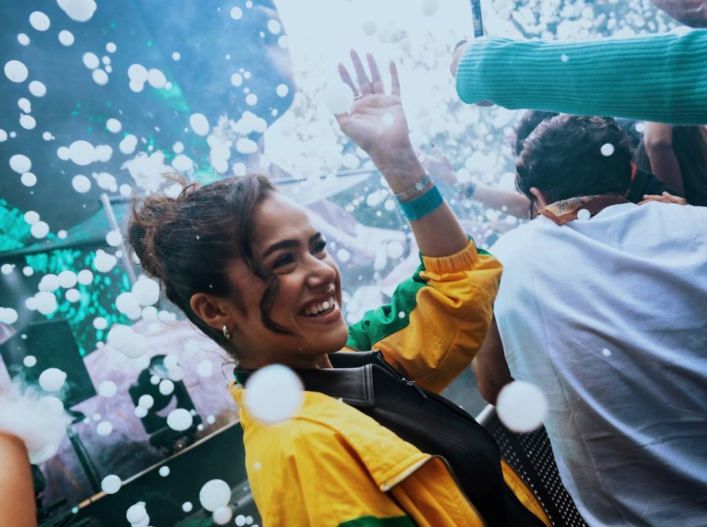 Maisa Silva se joga em festival de música eletrônica na Bélgica