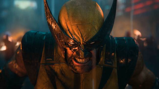 Wolverine com uniforme amarelo e preto, m&aacute;scara com orelhas pontudas, rosto sujo e barba, dentes cerrados em express&atilde;o de raiva, em ambiente escuro com luzes difusas