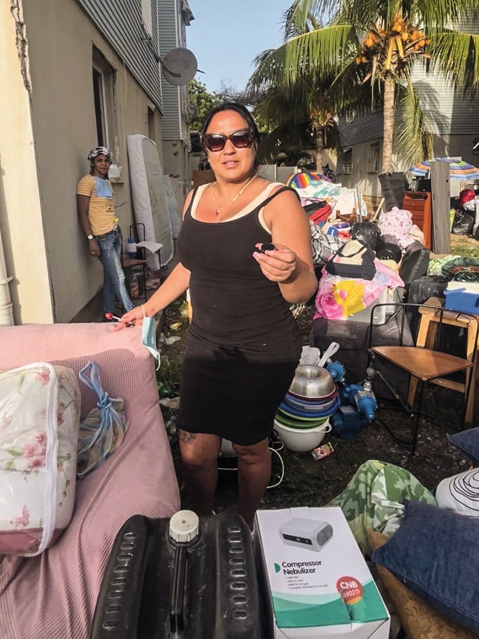 À ESPERA DE UM TETO - Moradora de La Guaira, Alejandra Rujano, 32, aguarda o governo indicar um abrigo para que possa sair da calçada onde acampa com os filhos e empilha os poucos pertences que conseguiu salvar. “Só quero estar em um lugar seguro”, diz.