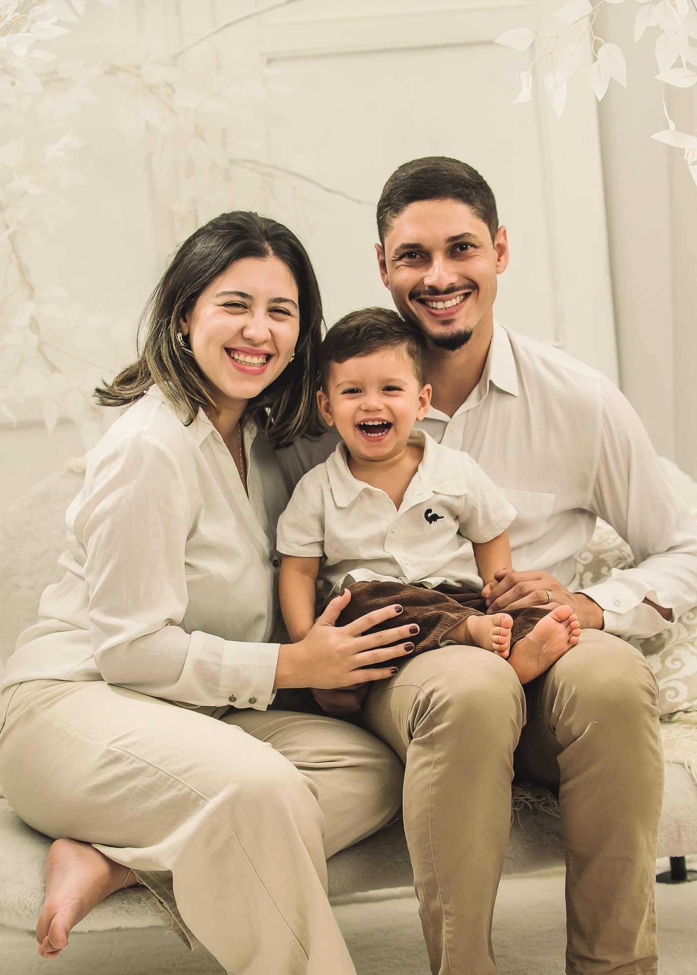 SEM PERDER A TERNURA - A fot&oacute;grafa Eduarda Almeida, 26 anos, e o marido, Andr&eacute; Santos, 32, fazem quest&atilde;o de explicar suas decis&otilde;es do dia a dia para o filho, Henrique, de 2: &ldquo;Acolho os sentimentos dele e tento manter a calma quando faz manha, mas isso exige tempo e muita paci&ecirc;ncia&rdquo;, reconhece ela.