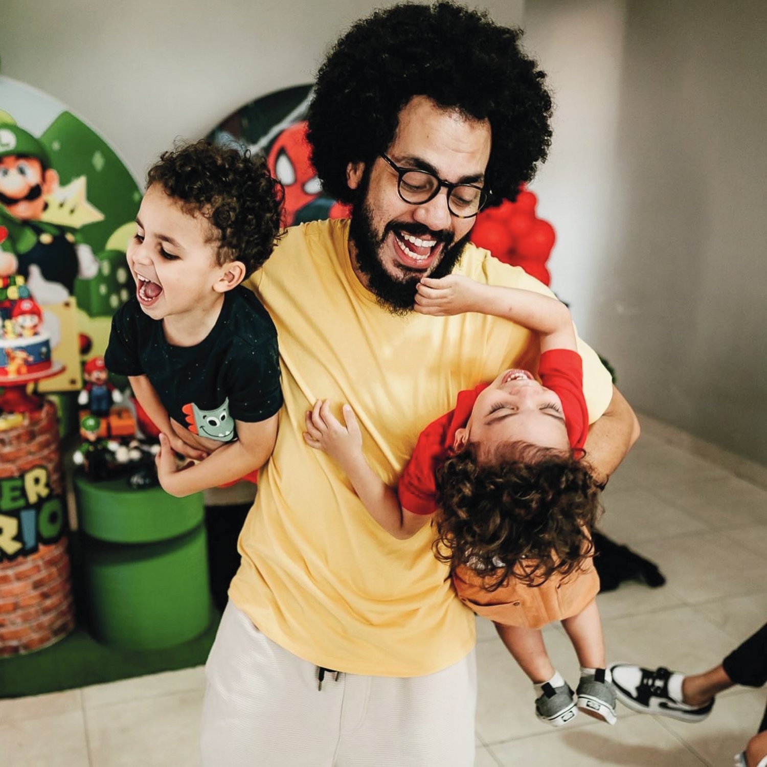O MELHOR POSSÍVEL - Pai de Hugo, 5 anos (à esq.), e de Augusto, 7, o ator Tadeu França, 38, se esmera para impor limites sem precisar dizer aos rebentos que serão punidos se cometerem erros. Admite, porém, que não está imune a falhas. “Tento dar o exemplo, mas é preciso fazer autocrítica o tempo todo. Não sou perfeito”, diz.