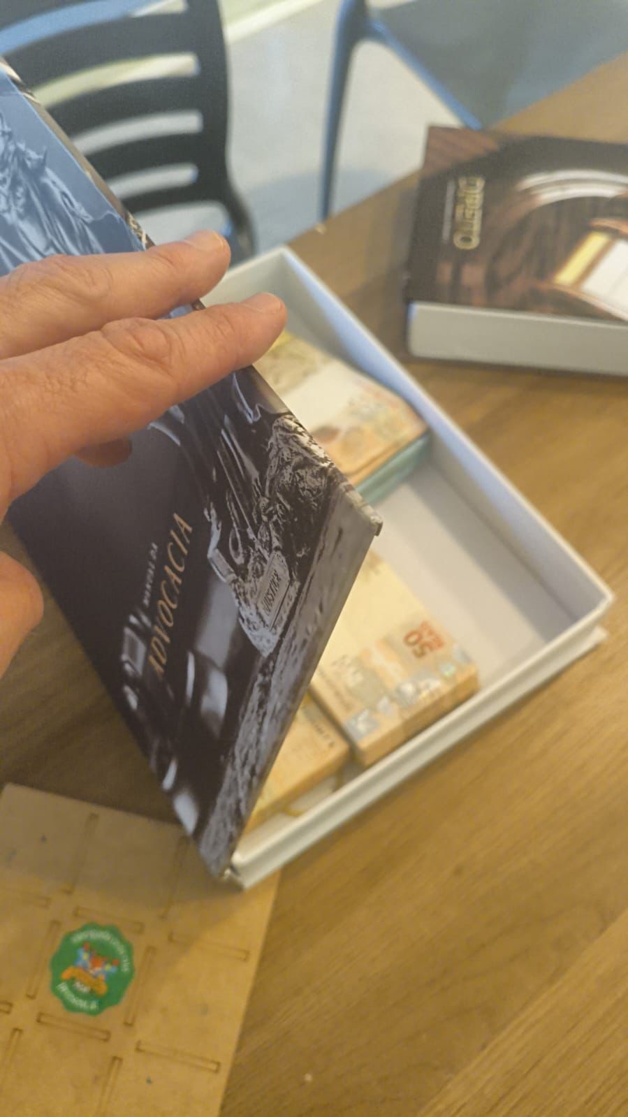 PF apreende dinheiro dentro de livro falso