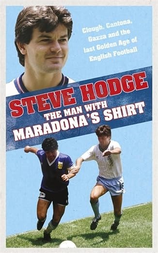 Capa de livro com Steve Hodge sorrindo no topo e, abaixo, Maradona de camisa azul e Hodge de camisa branca disputando a bola em campo de futebol