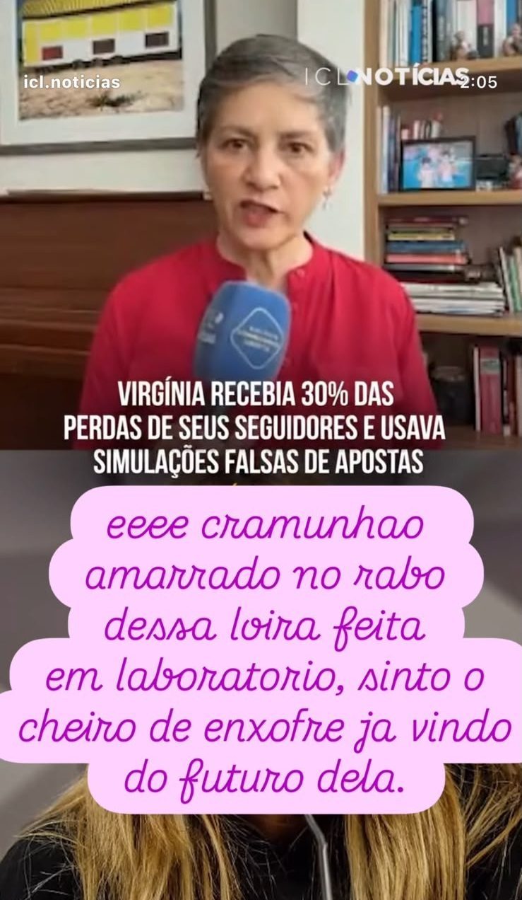 Mulher de cabelos curtos grisalhos e camisa vermelha falando em um microfone azul, com a legenda VIRG&Iacute;NIA RECEBIA 30% DAS PERDAS DE SEUS SEGUIDORES E USAVA SIMULA&Ccedil;&Otilde;ES FALSAS DE APOSTAS e um coment&aacute;rio ofensivo em rosa sobre uma mulher loira