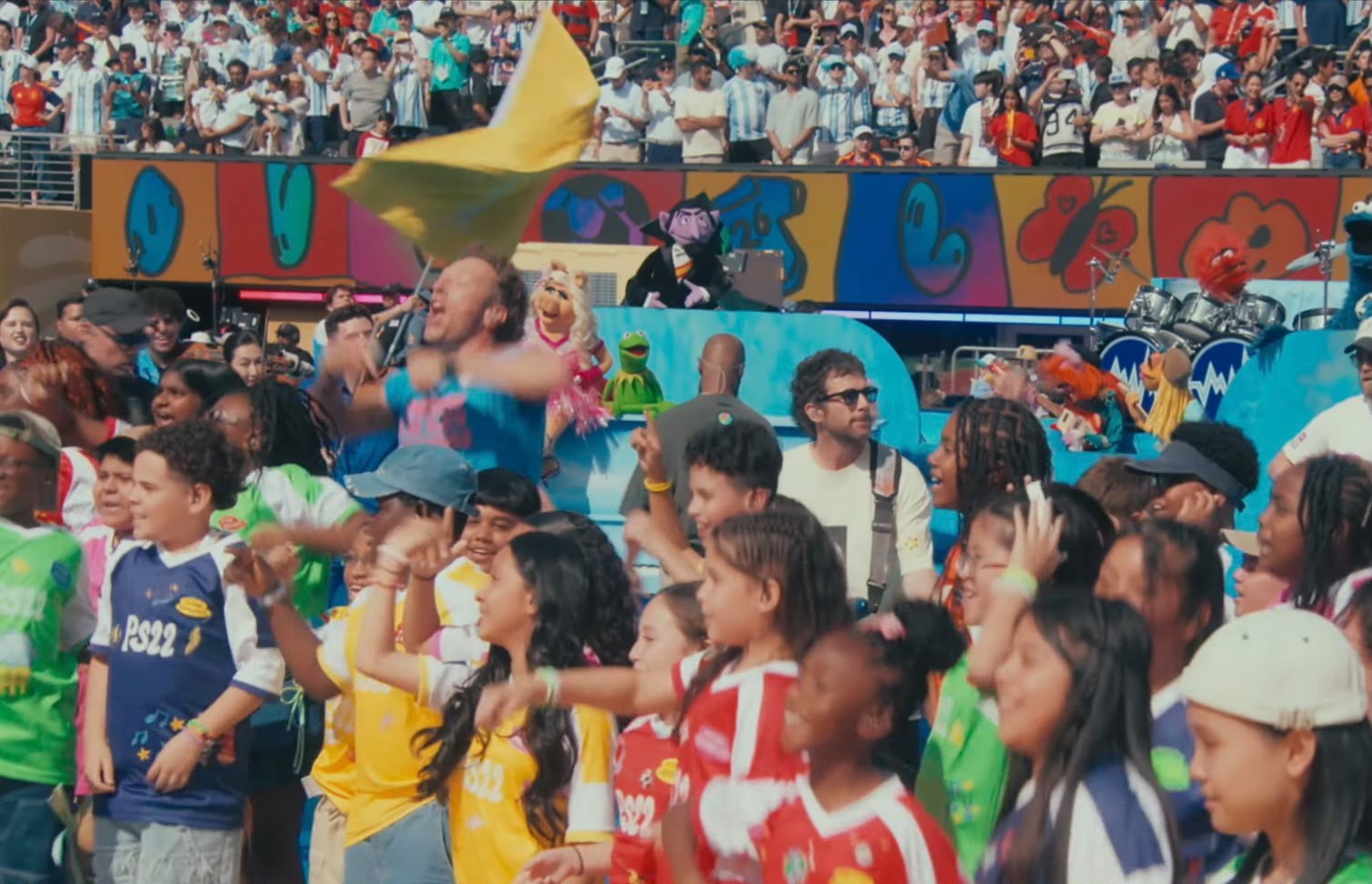 Coldplay faz figuração em show do intervalo na Copa em meio a crianças