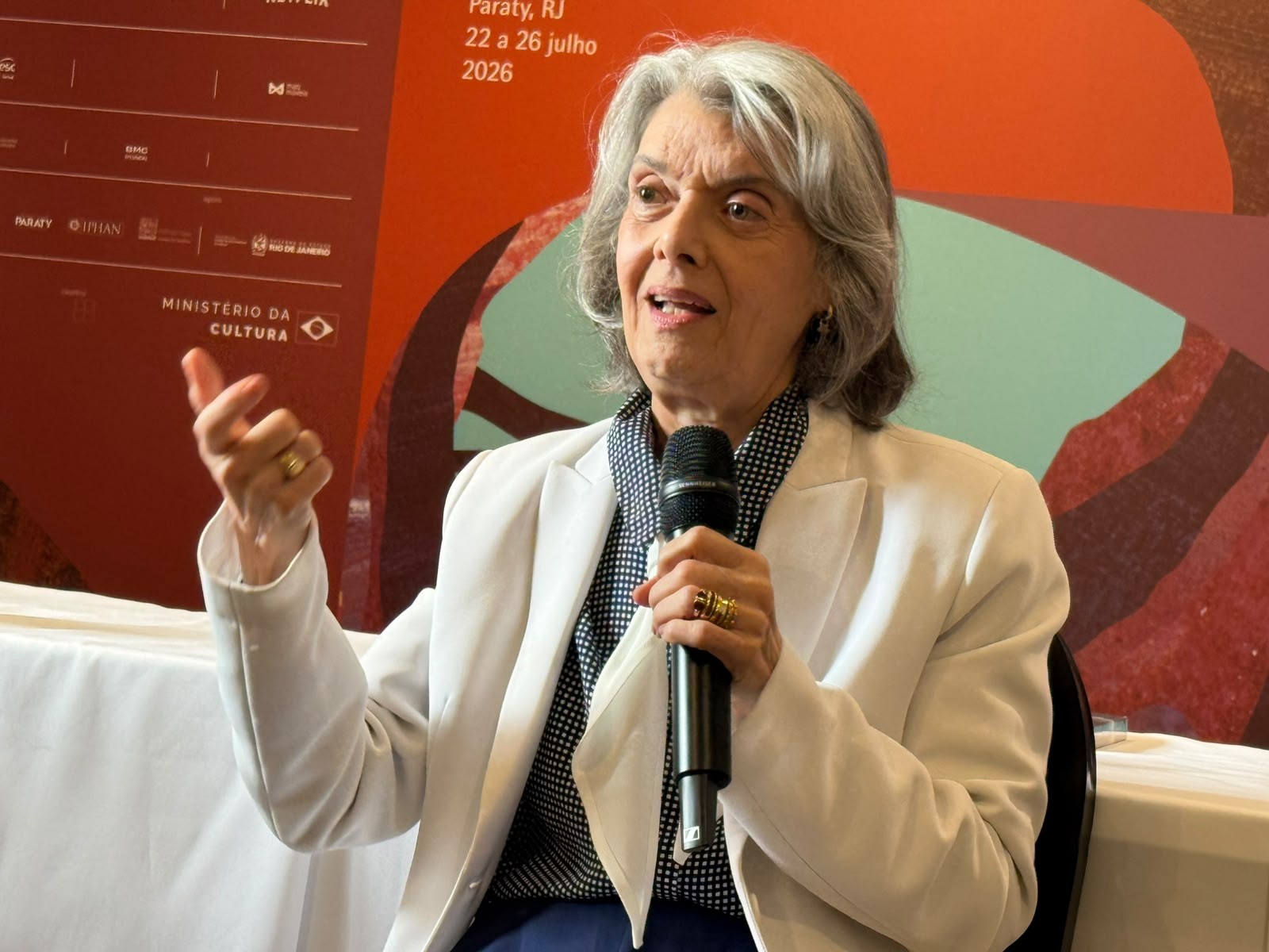 O livro que ministra Carmen Lúcia, do STF, sempre carrega para todos os lados