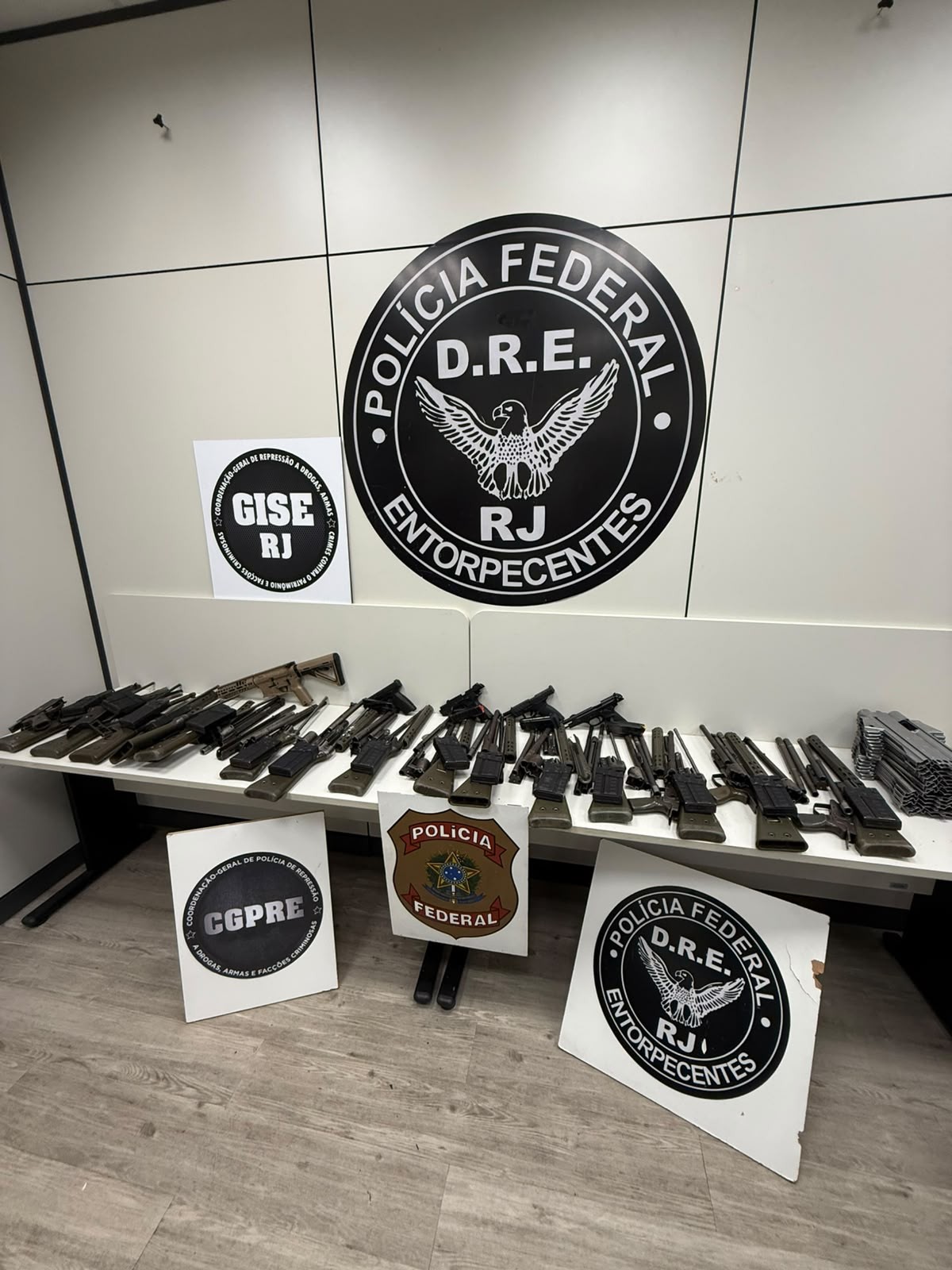 PF apreende 16 fuzis na Dutra e intercepta armamento que iria para comunidades do Rio