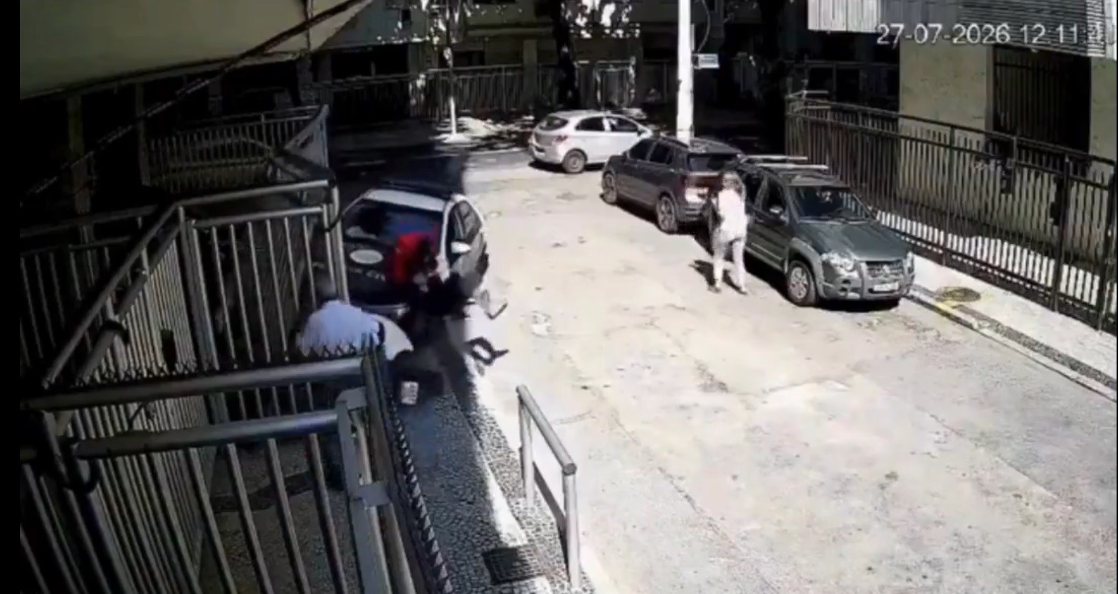 Homem acusado de roubo é preso após bater em viatura policial em Ipanema; veja vídeo