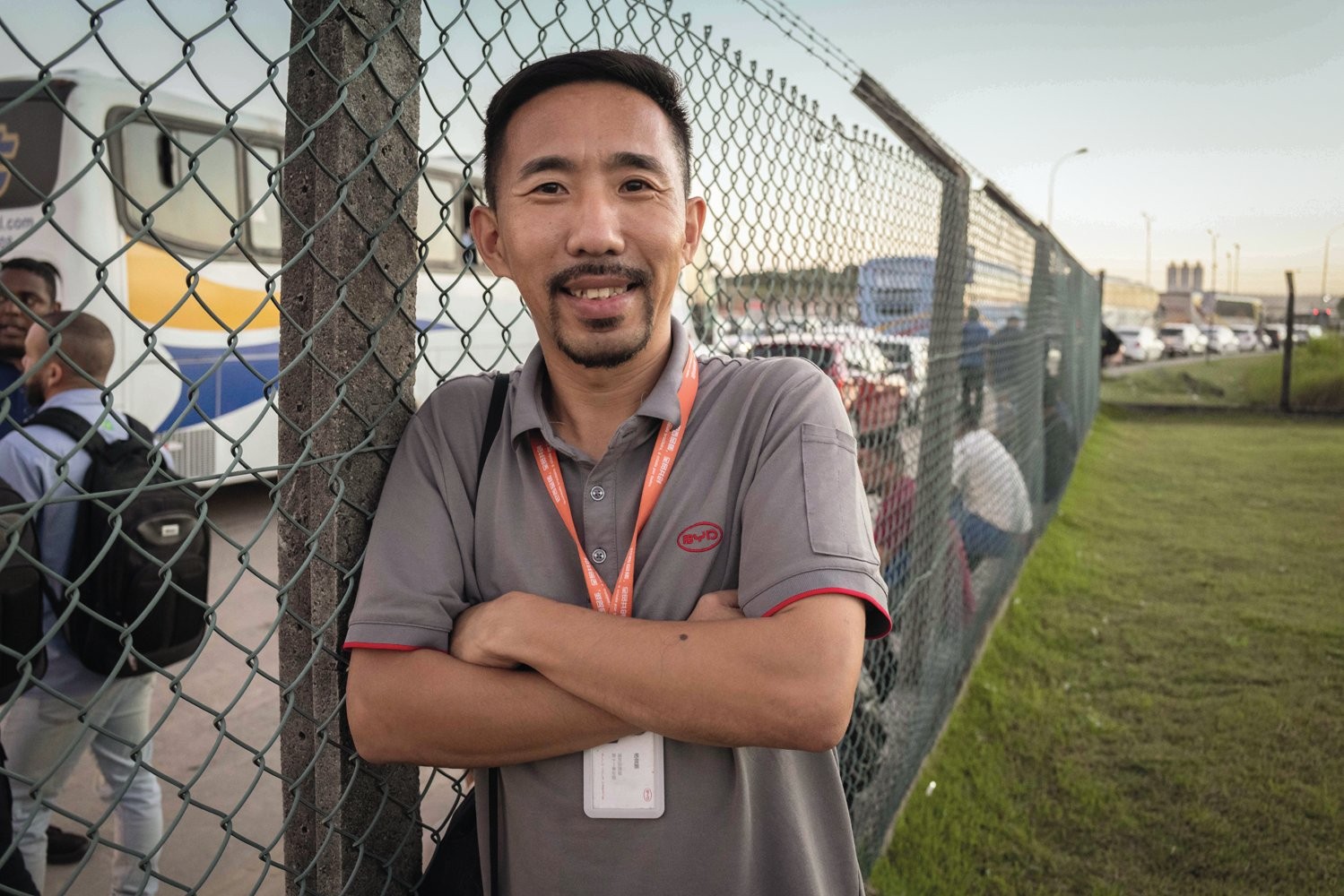 PORTUGU&Ecirc;S COMO META - Yang Zuopeng, de 40 anos, trabalha com gest&atilde;o e treinamento de inspe&ccedil;&atilde;o de qualidade na BYD. Ele costuma jogar futebol com os amigos e correr diariamente. &ldquo;Pretendo intensificar os estudos de portugu&ecirc;s para melhorar a comunica&ccedil;&atilde;o com as pessoas daqui, que s&atilde;o muito legais&rdquo;, diz Yang, que define Cama&ccedil;ari como uma cidade muito boa de viver.