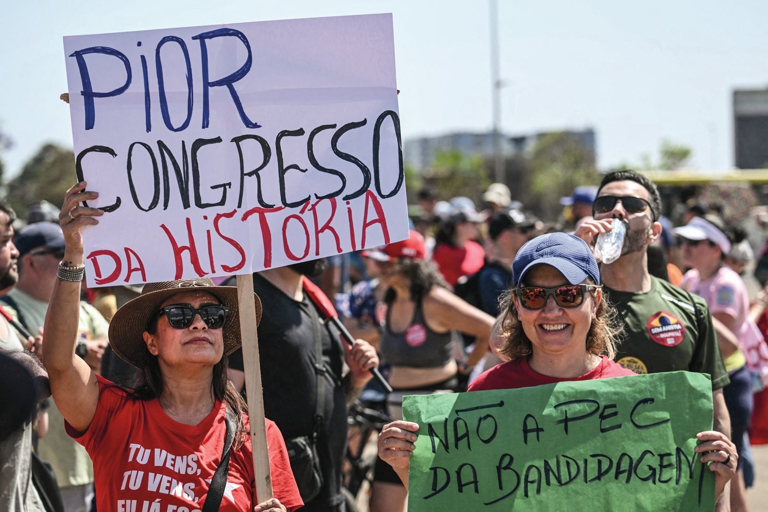 PARADOXO - Ato no DF: desaprovação alta não deve impedir ampla reeleição