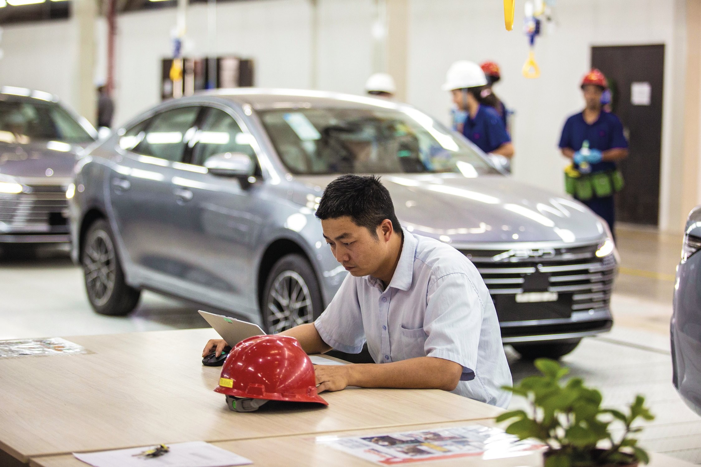 DIVERSIDADE -&ensp;Funcion&aacute;rio chin&ecirc;s na BYD: cerca de 10% da for&ccedil;a de trabalho