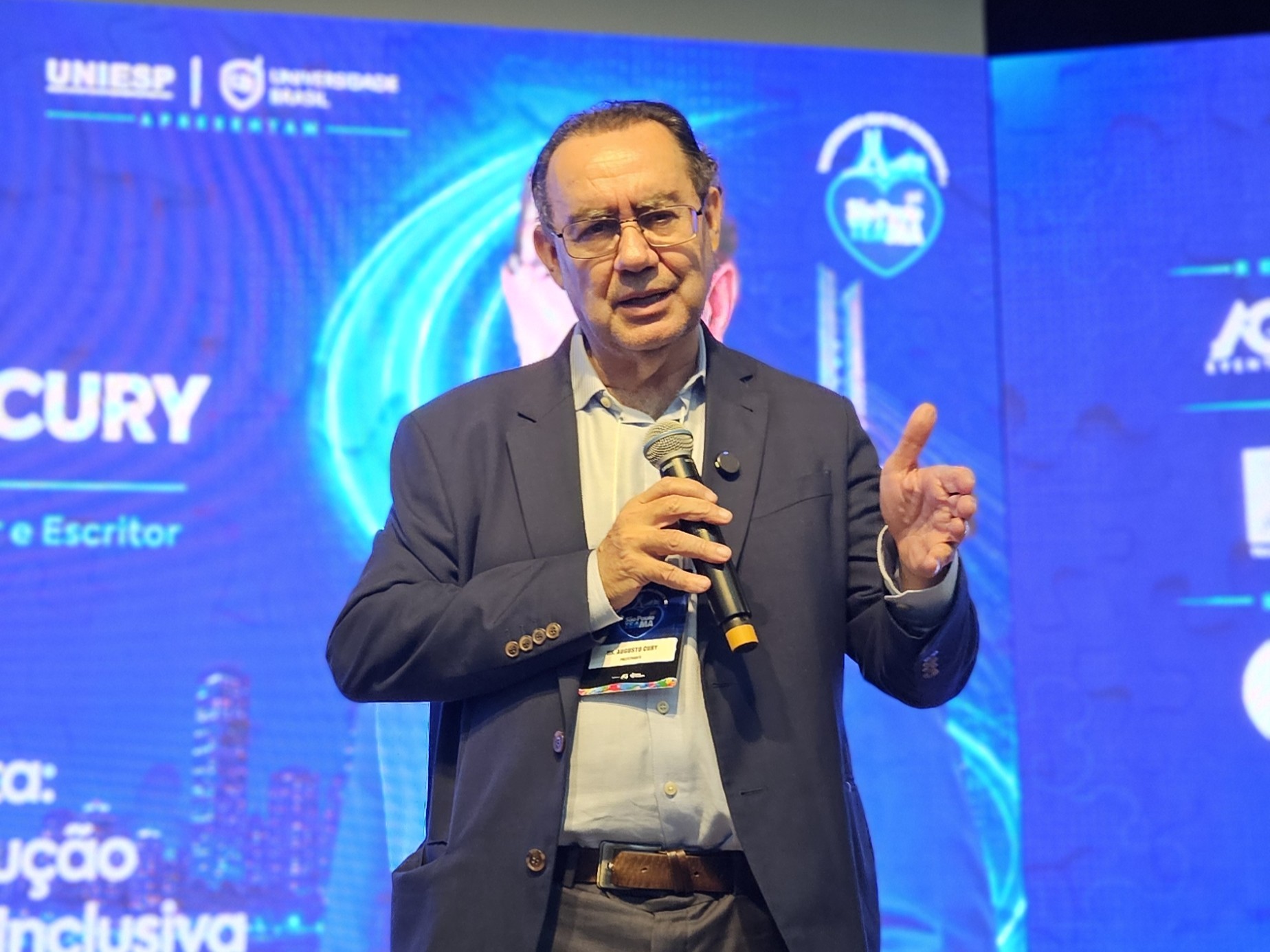 Como Augusto Cury encontrou o espaço que Caiado e Zema não conseguiram ocupar, segundo cientista político - QTU Questões do Universo