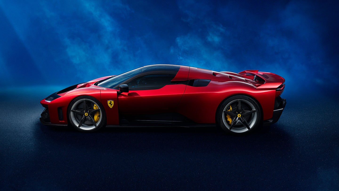 Carro esportivo Ferrari vermelho brilhante, visto de perfil, com rodas prateadas e pinças de freio amarelas, em um cenário azul escuro com iluminação dramática