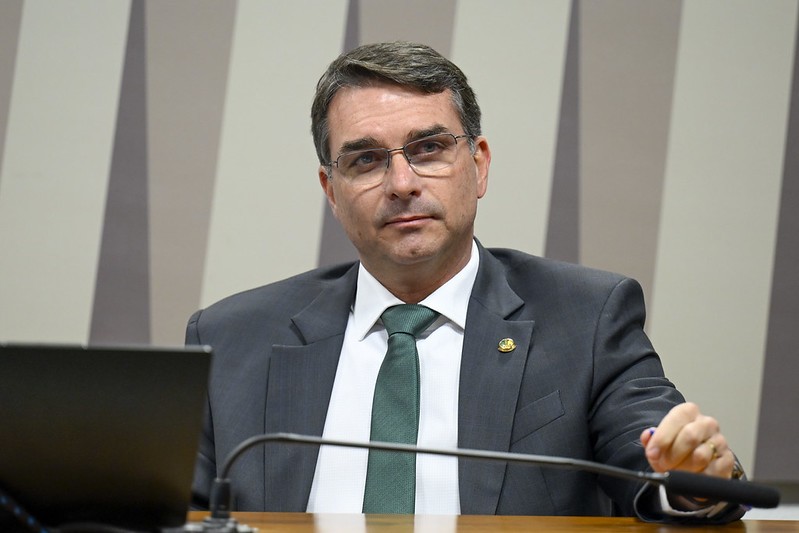 Fala de Flávio sobre urnas tem pouco efeito sobre intenção de voto - QTU Questões do Universo