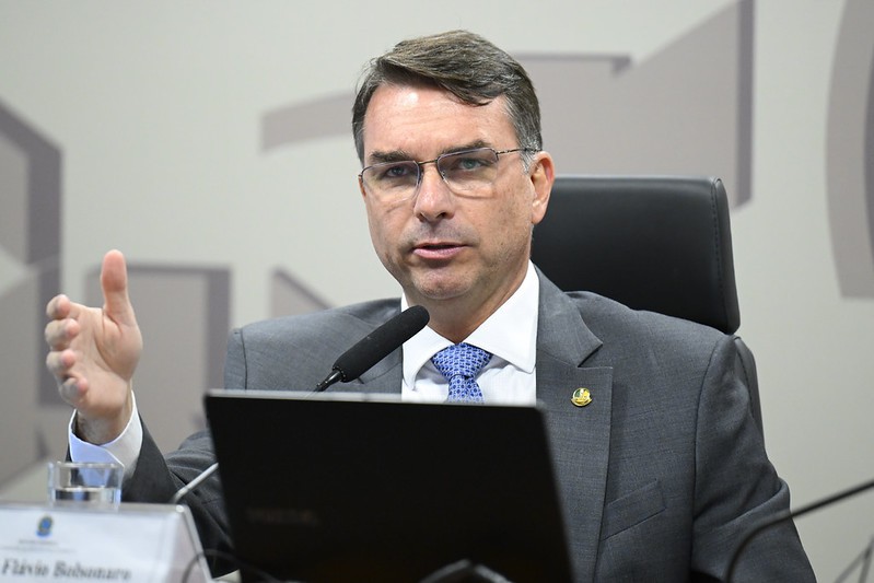 Sem confirmar presença em debate na TV, Flávio irá a sabatina