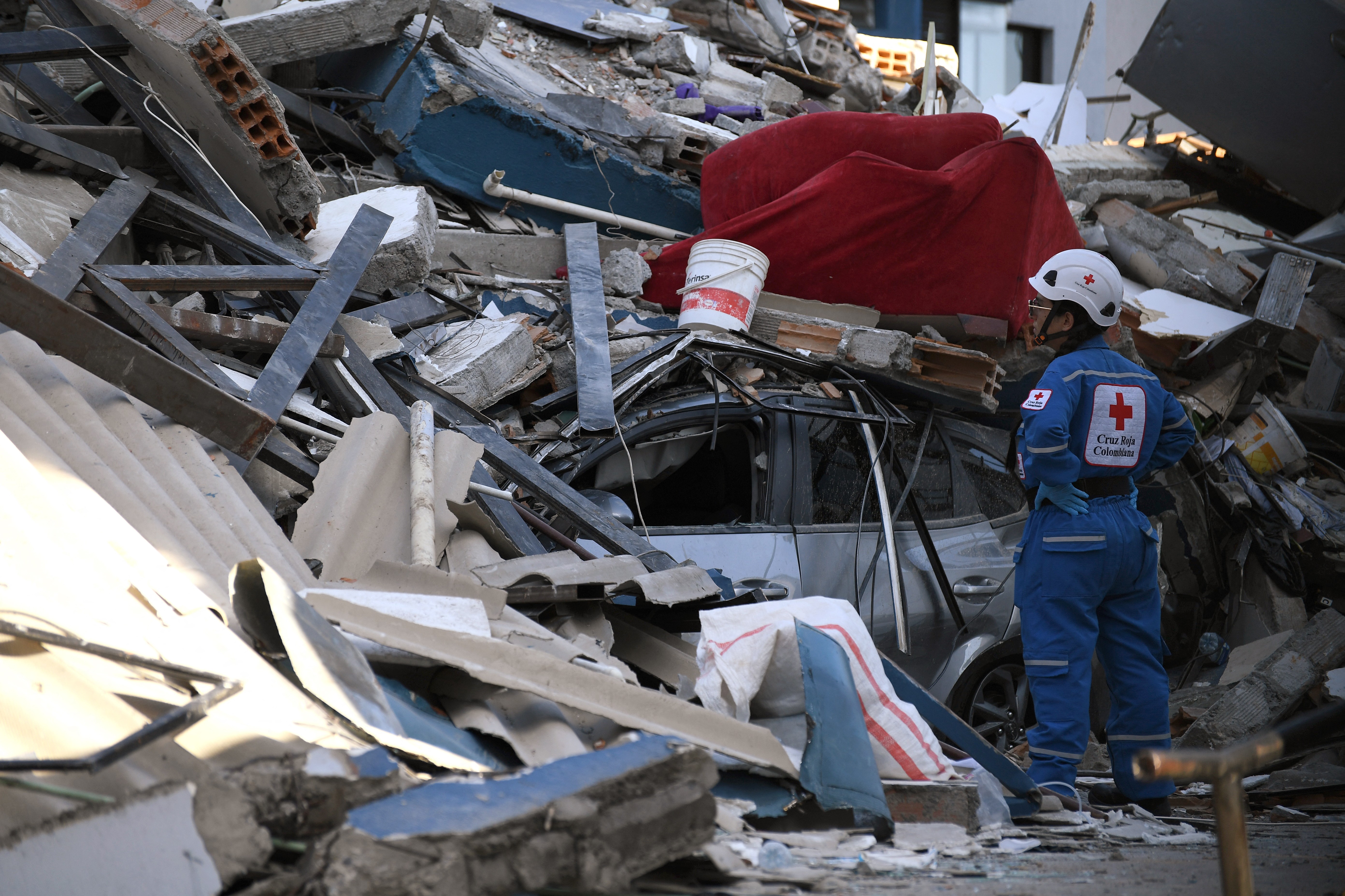 Colômbia corre contra o tempo em busca por sobreviventes de terremoto que matou 169