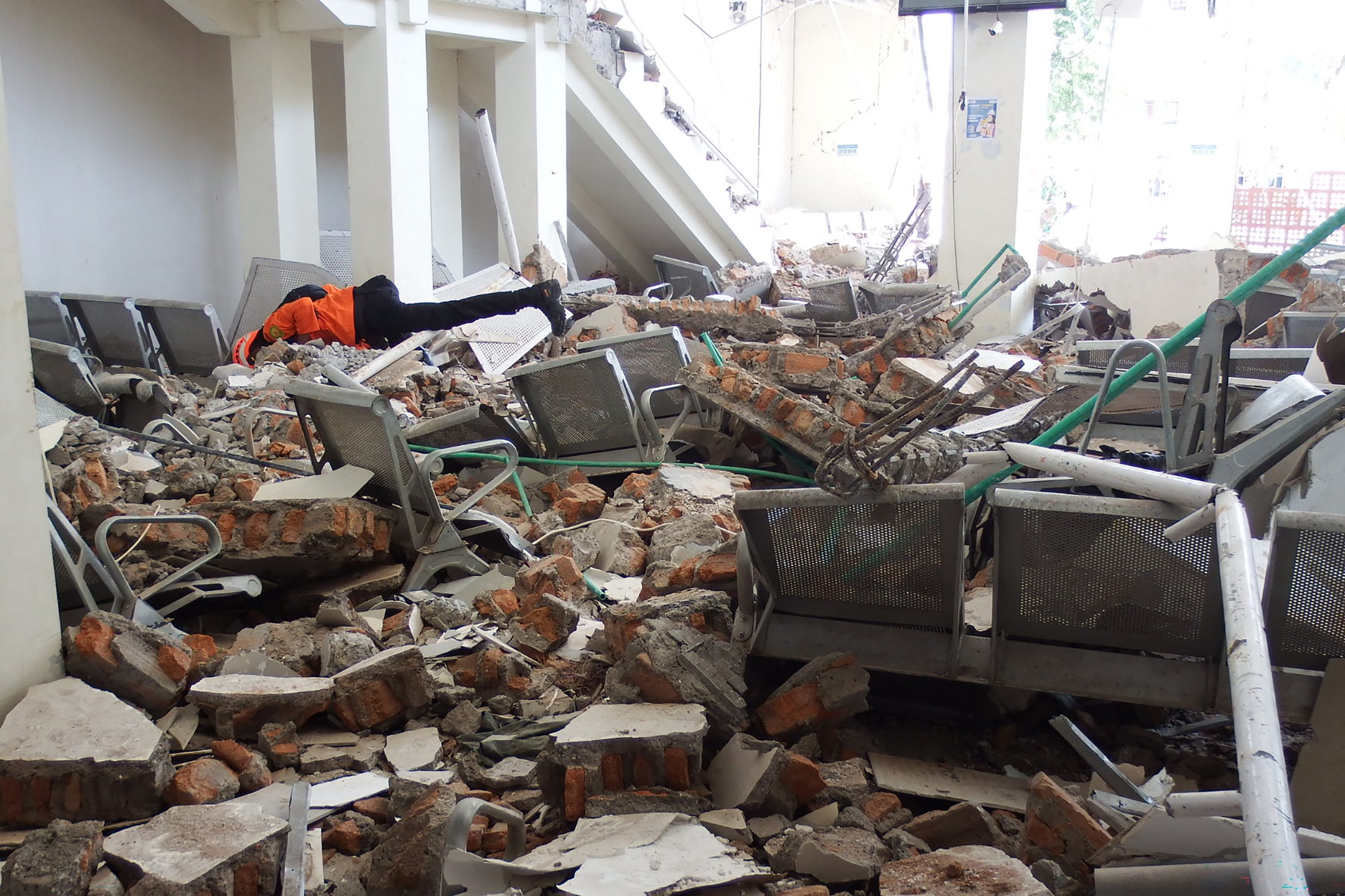 Sobe para 47 o número de mortos em terremoto na Indonésia