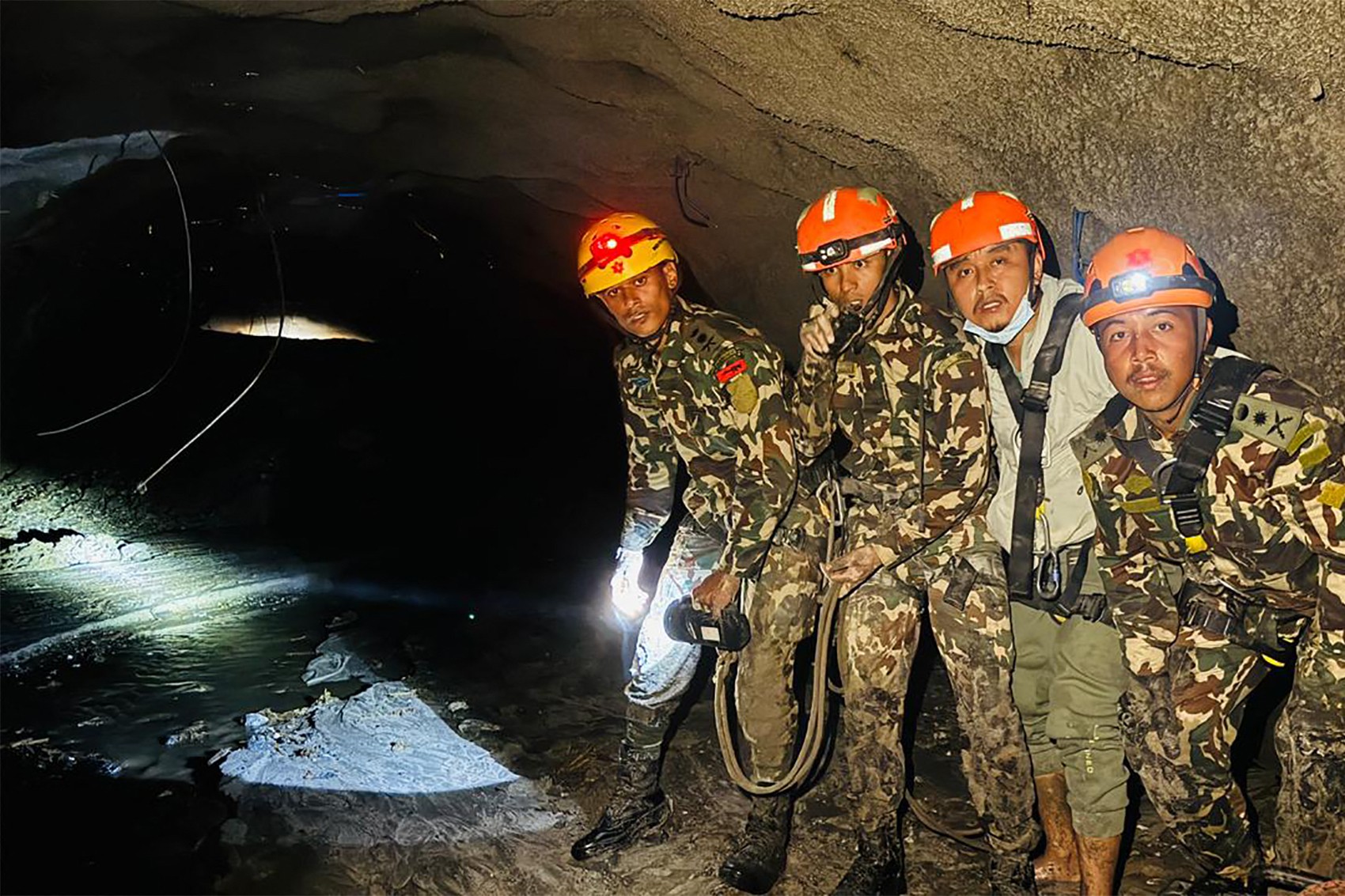 Soldados nepaleses inspecionando o interior de um túnel para resgatar trabalhadores após catastrófico deslizamento de terra. 31/08/2026