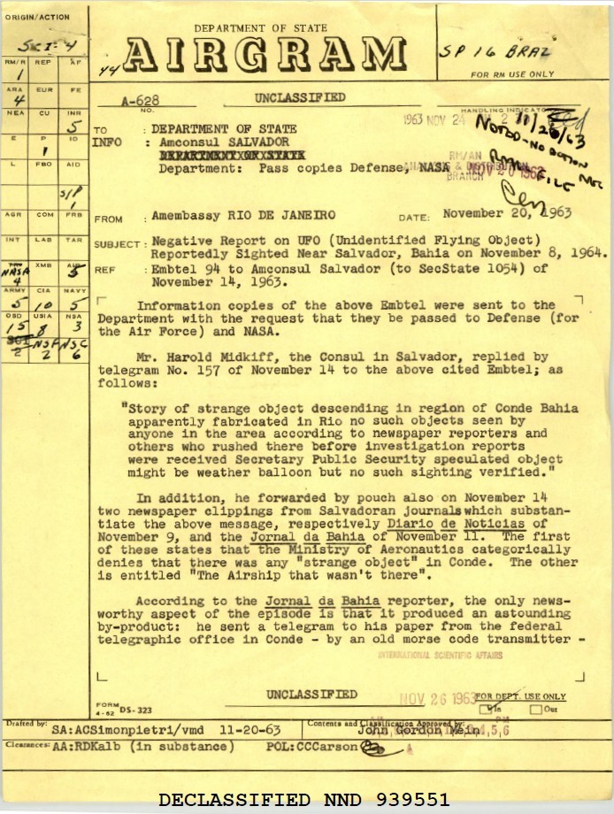 Documento oficial desclassificado do Departamento de Estado dos EUA, um telegrama de 1963 sobre um relatório negativo de OVNI na Bahia, Brasil, com anotações manuscritas