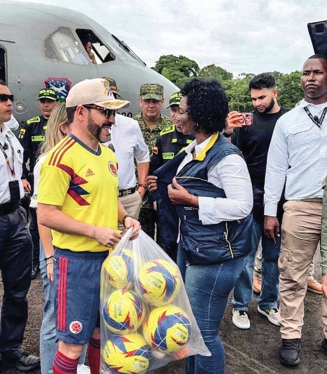 BOLA FORA -&ensp;De la Espriella, da Col&ocirc;mbia: presentes impr&oacute;prios e abertura a tropas dos Estados Unidos