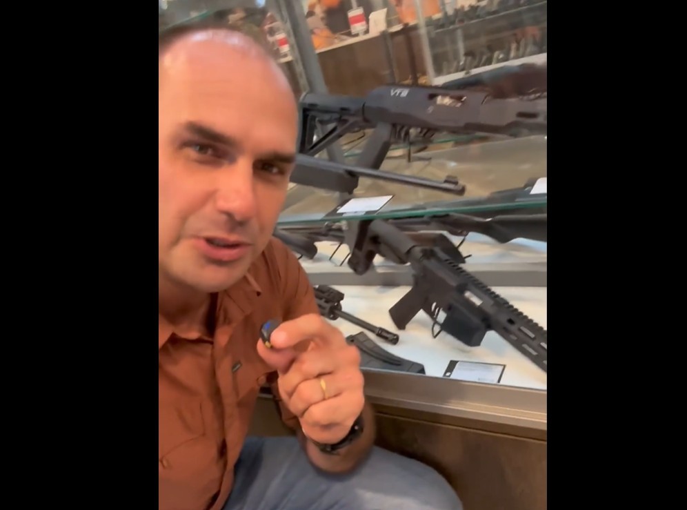 Eduardo Bolsonaro comprando armas no Texas