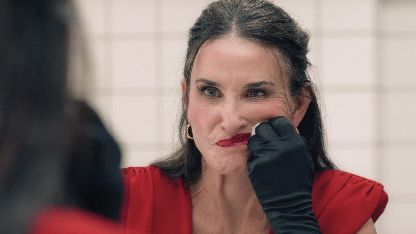 DISTORCIDA -&ensp;Demi Moore em A Subst&acirc;ncia: estrela de TV sofre com etarismo