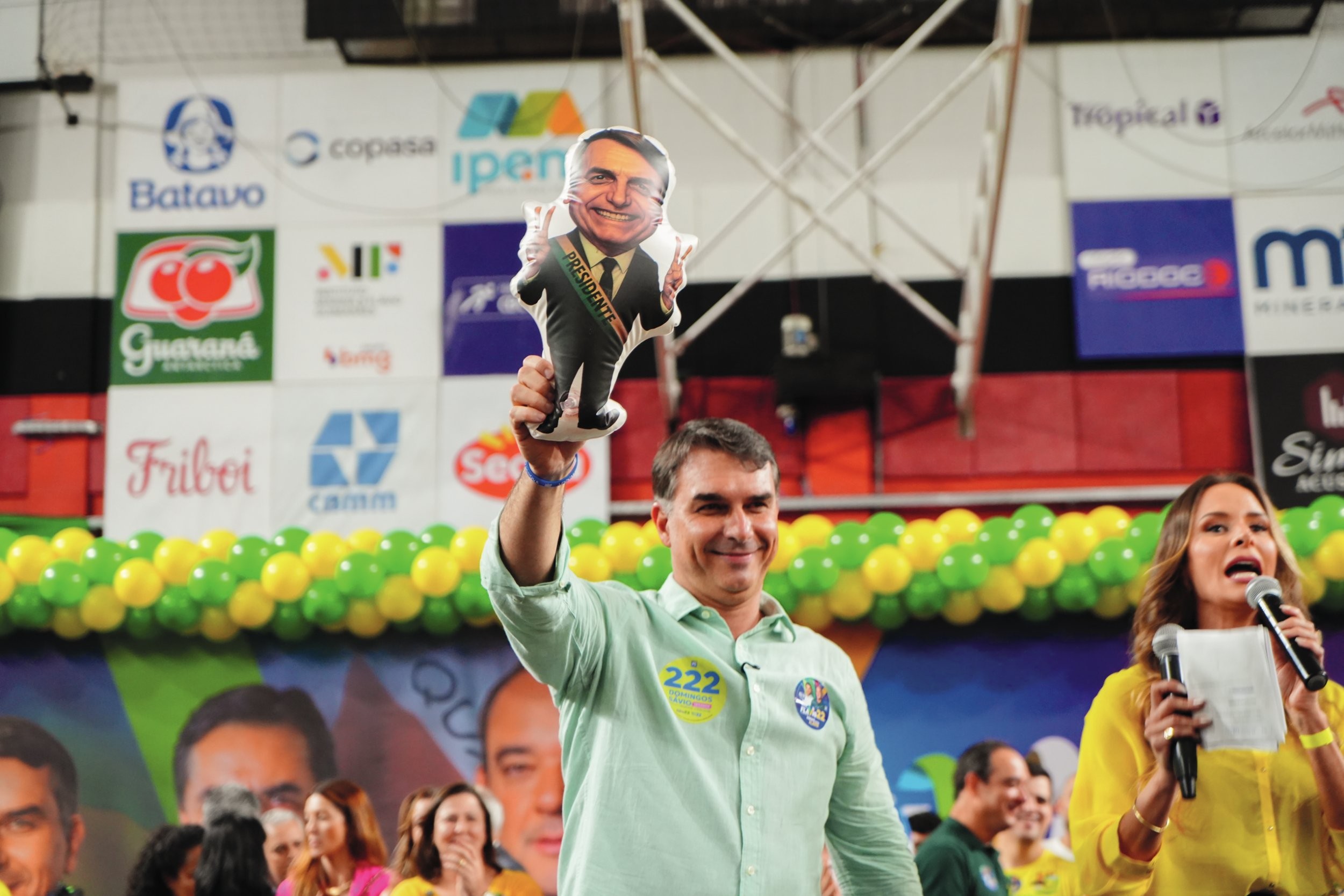 EM FAMÍLIA - Flávio: a estratégia do senador oposicionista continua sendo pegar carona na popularidade do pai