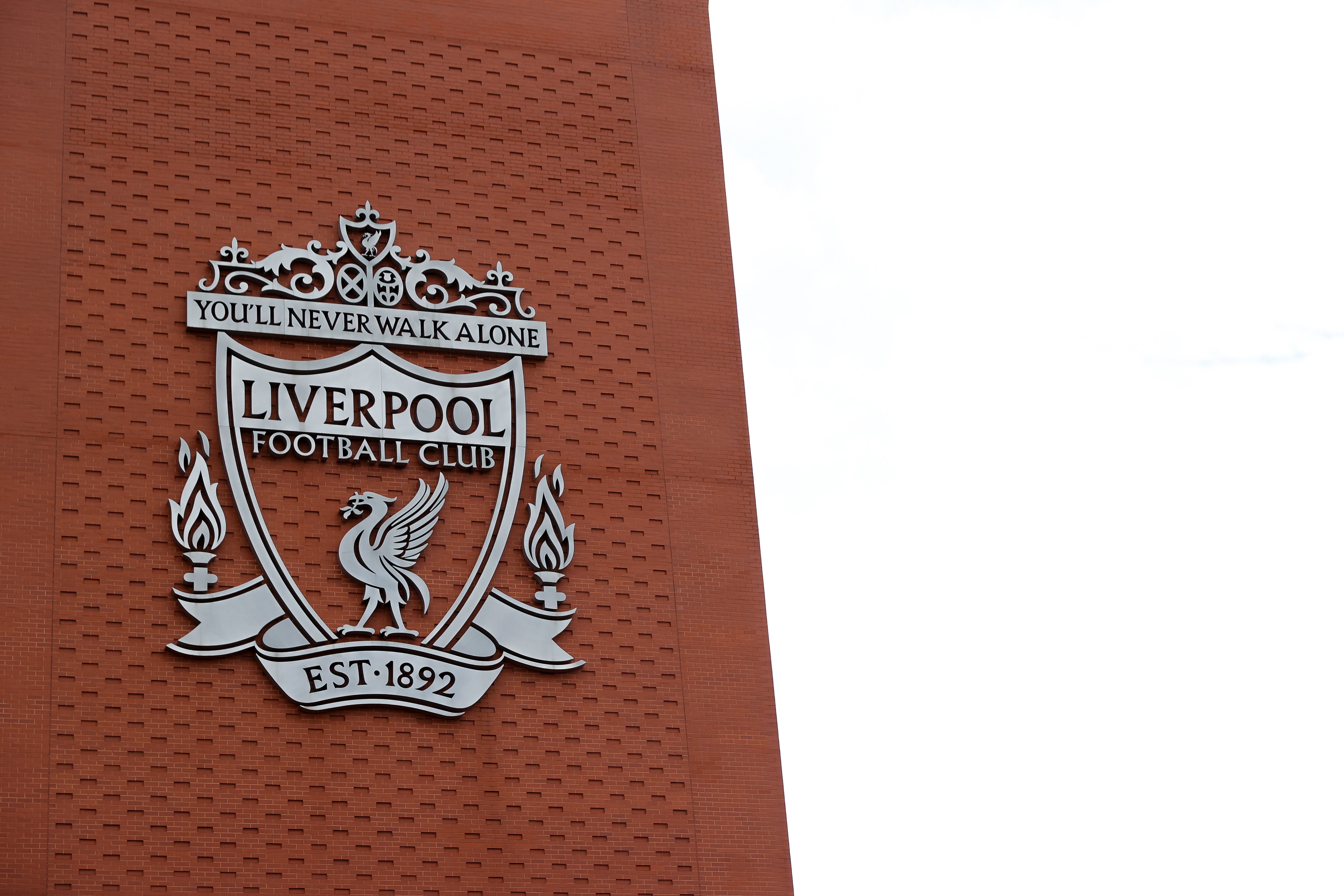 Brasileiro cofundador do Facebook e Jeff Bezos compram parte do Liverpool; saiba valor